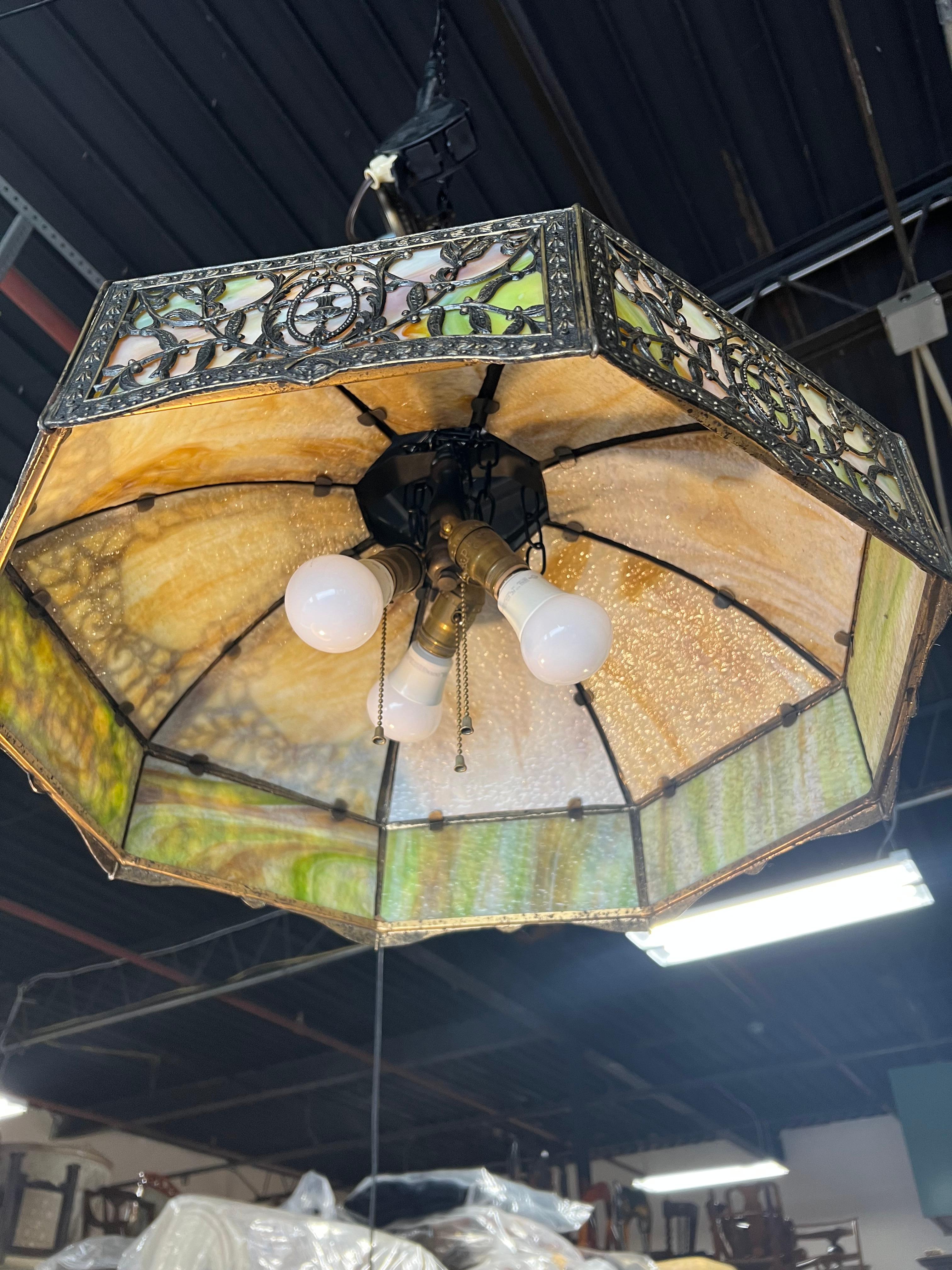 Antica lampada a sospensione in vetro scoria verde ambra in stile Art Nouveau, 1920 ca. In condizioni buone in vendita a Westfield, MA