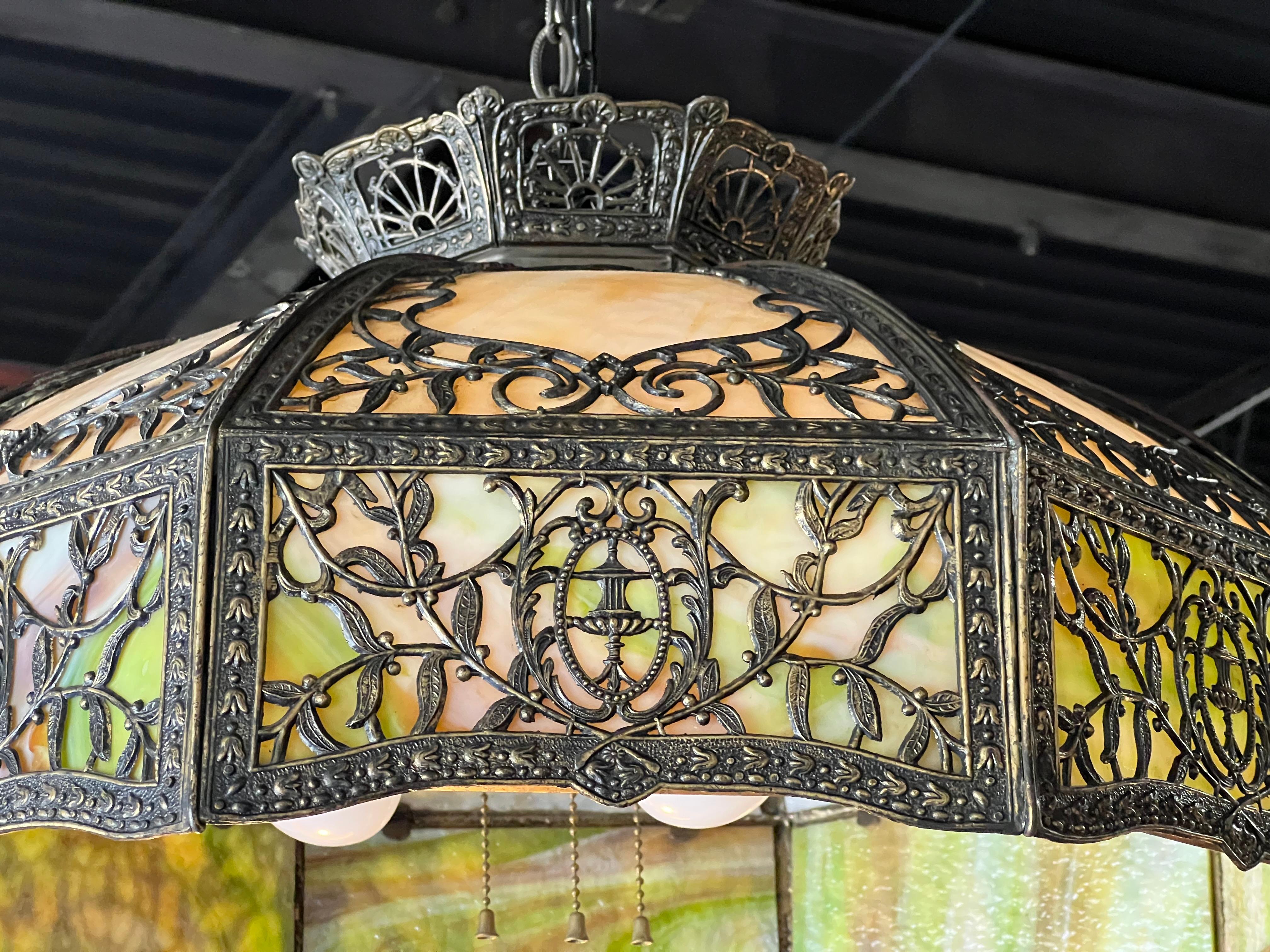 XX secolo Antica lampada a sospensione in vetro scoria verde ambra in stile Art Nouveau, 1920 ca. in vendita
