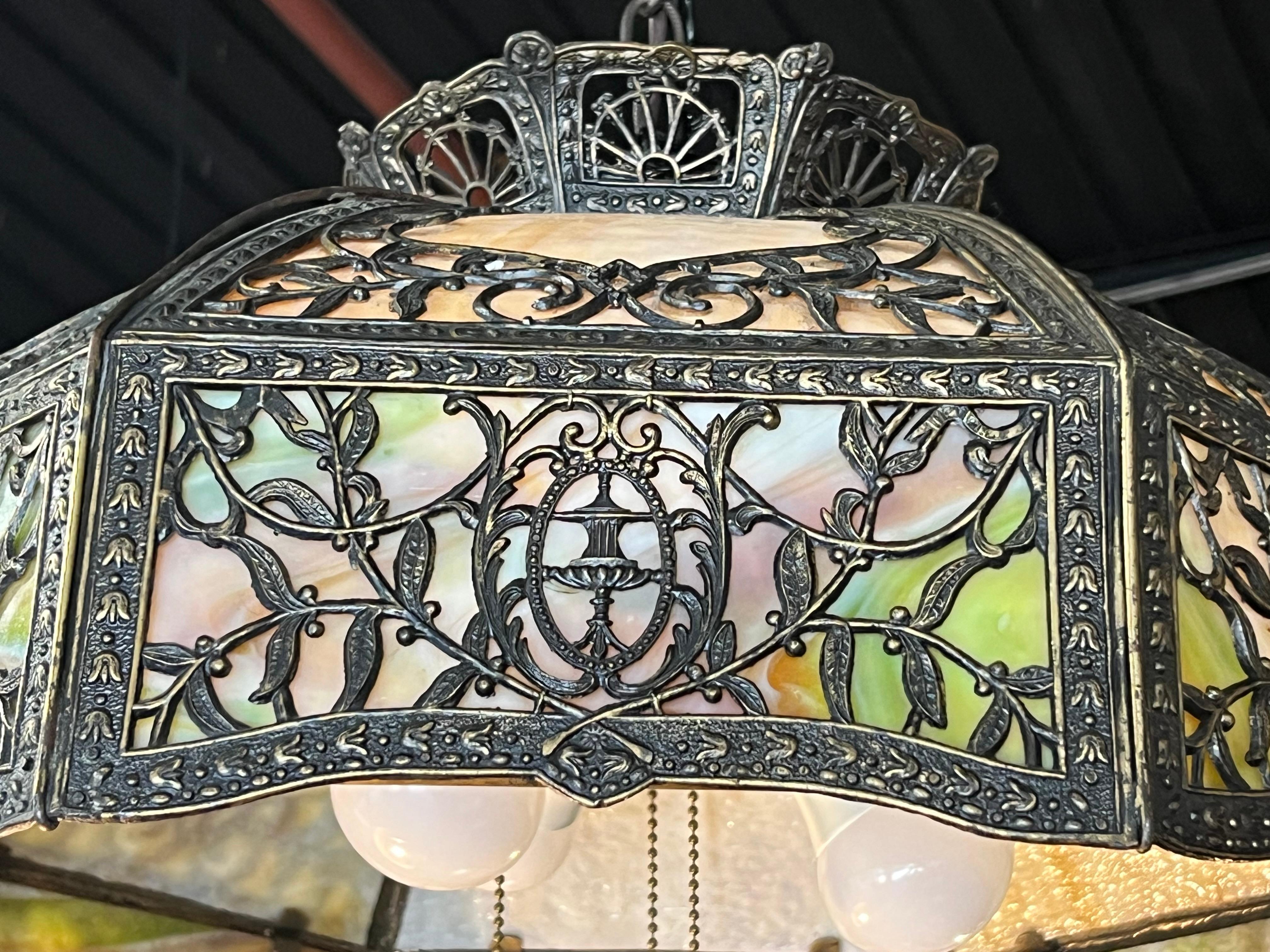 Vetro policromo Antica lampada a sospensione in vetro scoria verde ambra in stile Art Nouveau, 1920 ca. in vendita