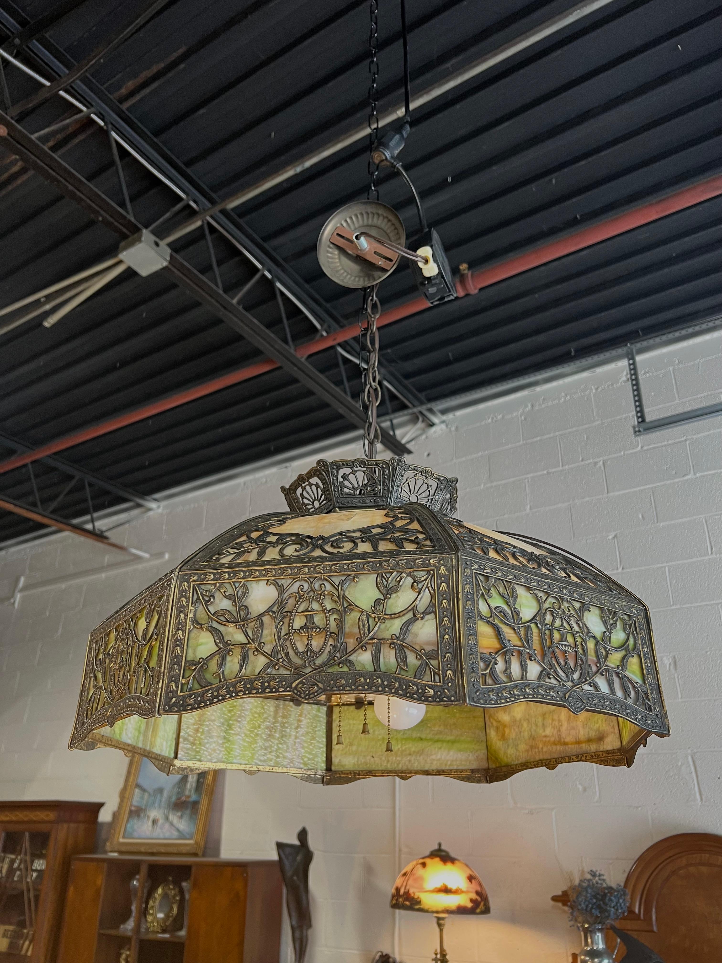 Antica lampada a sospensione in vetro scoria verde ambra in stile Art Nouveau, 1920 ca. in vendita 3
