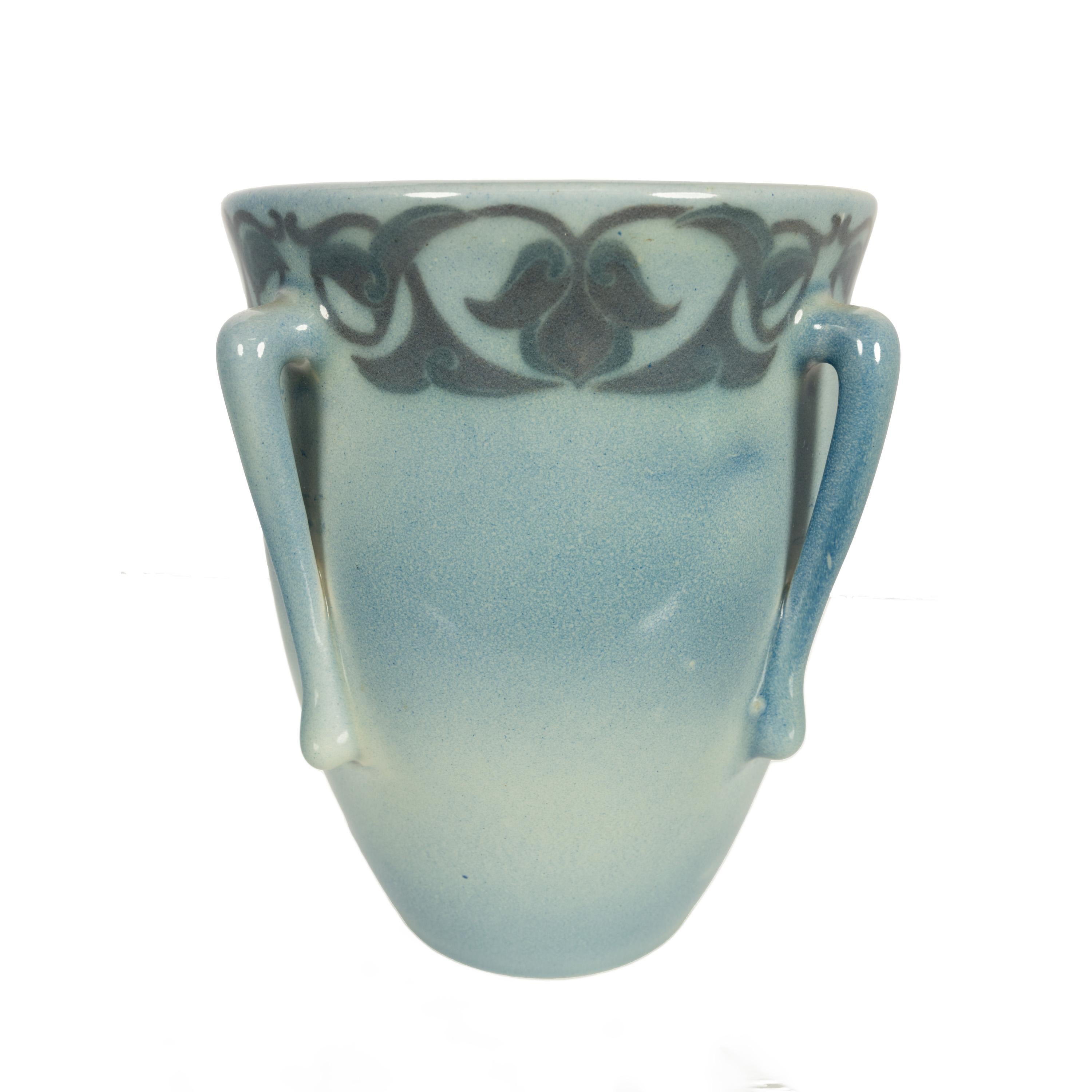 Americano Antico vaso Art Nouveau americano della ceramica Rookwood Vellum di Lorinda Eppli 1915 in vendita