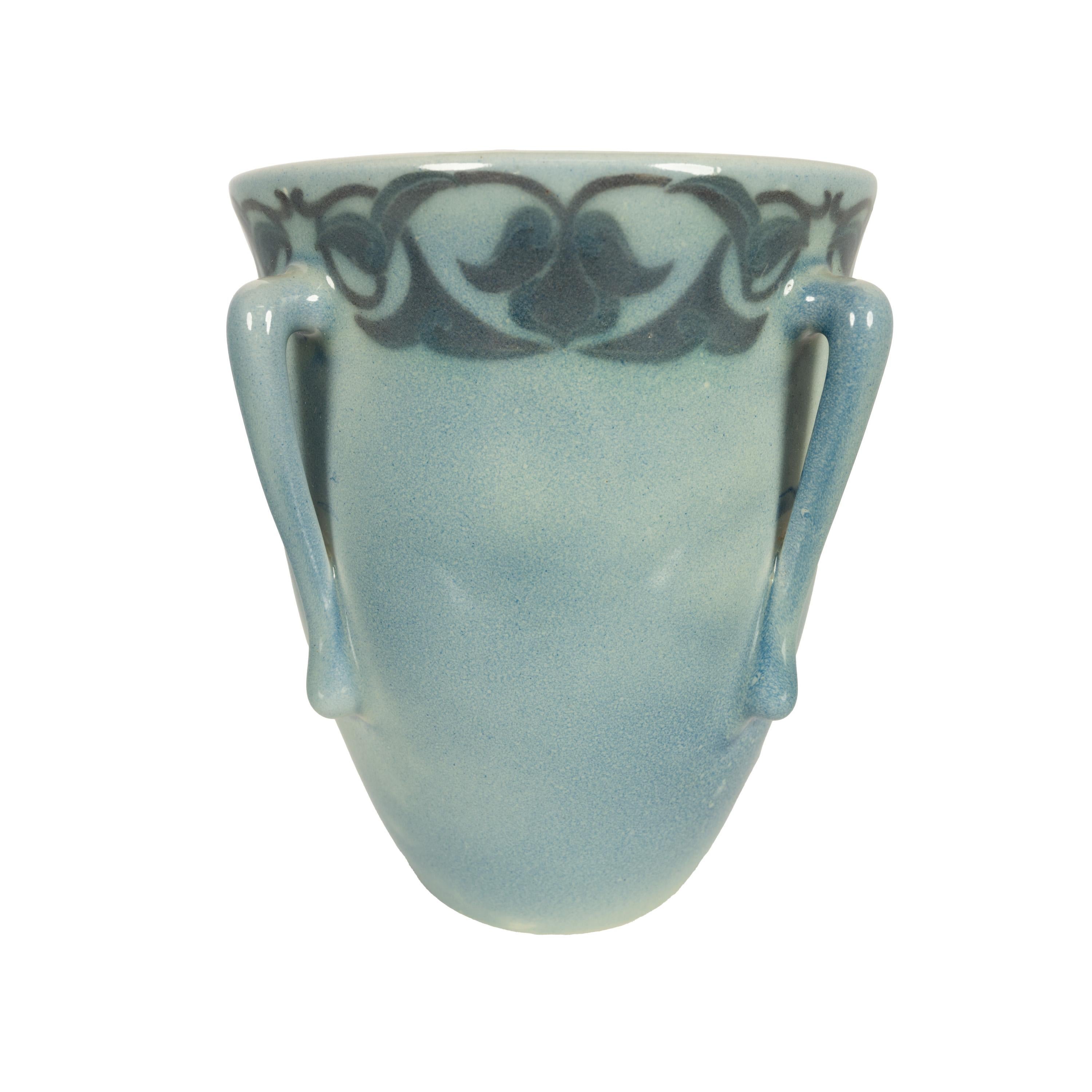 Antico vaso Art Nouveau americano della ceramica Rookwood Vellum di Lorinda Eppli 1915 In condizioni buone in vendita a Portland, OR