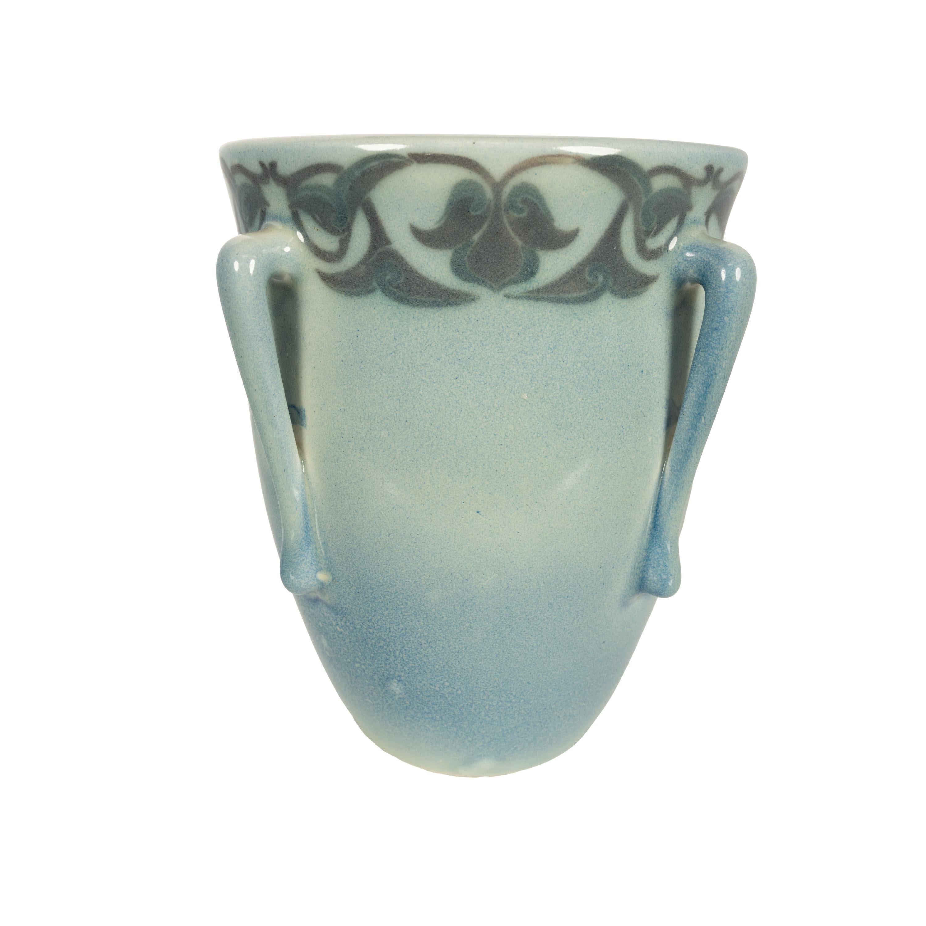 Inizio XX secolo Antico vaso Art Nouveau americano della ceramica Rookwood Vellum di Lorinda Eppli 1915 in vendita