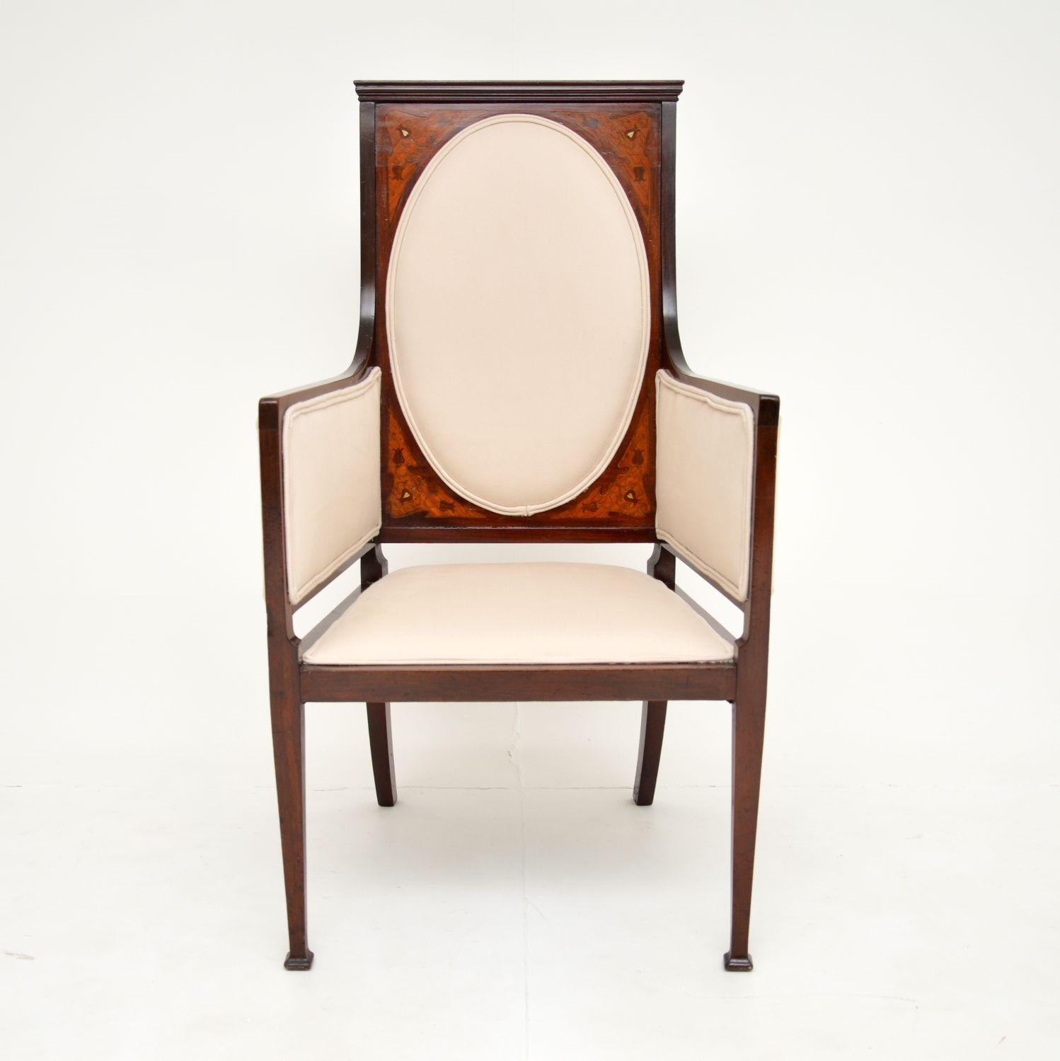 Un beau fauteuil ancien de style Arte Antiques avec d'exquis motifs incrustés. Fabriqué en Angleterre, il date d'environ 1890.

Ce fauteuil ressemble à un article typique qui aurait été vendu à l'origine par Liberty of London.

Il présente