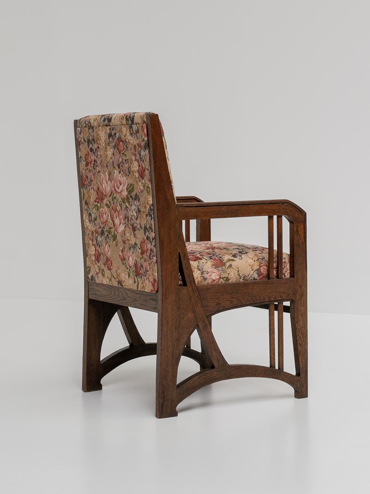 Antique Art Nouveau Armchair in Solid Oak and Floral Upholstery, Belgium ca 1900 In Good Condition For Sale In Aartselaar, BE