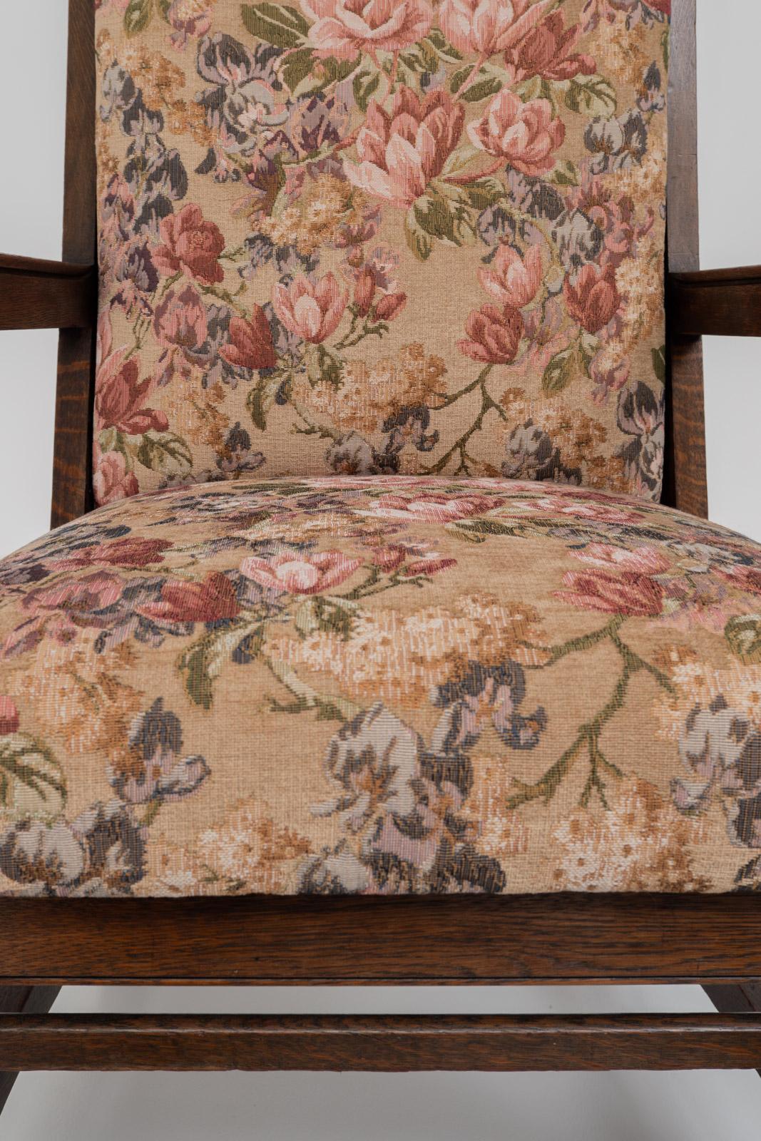 Antique Art Nouveau Armchair in Solid Oak and Floral Upholstery, Belgium ca 1900 For Sale 3