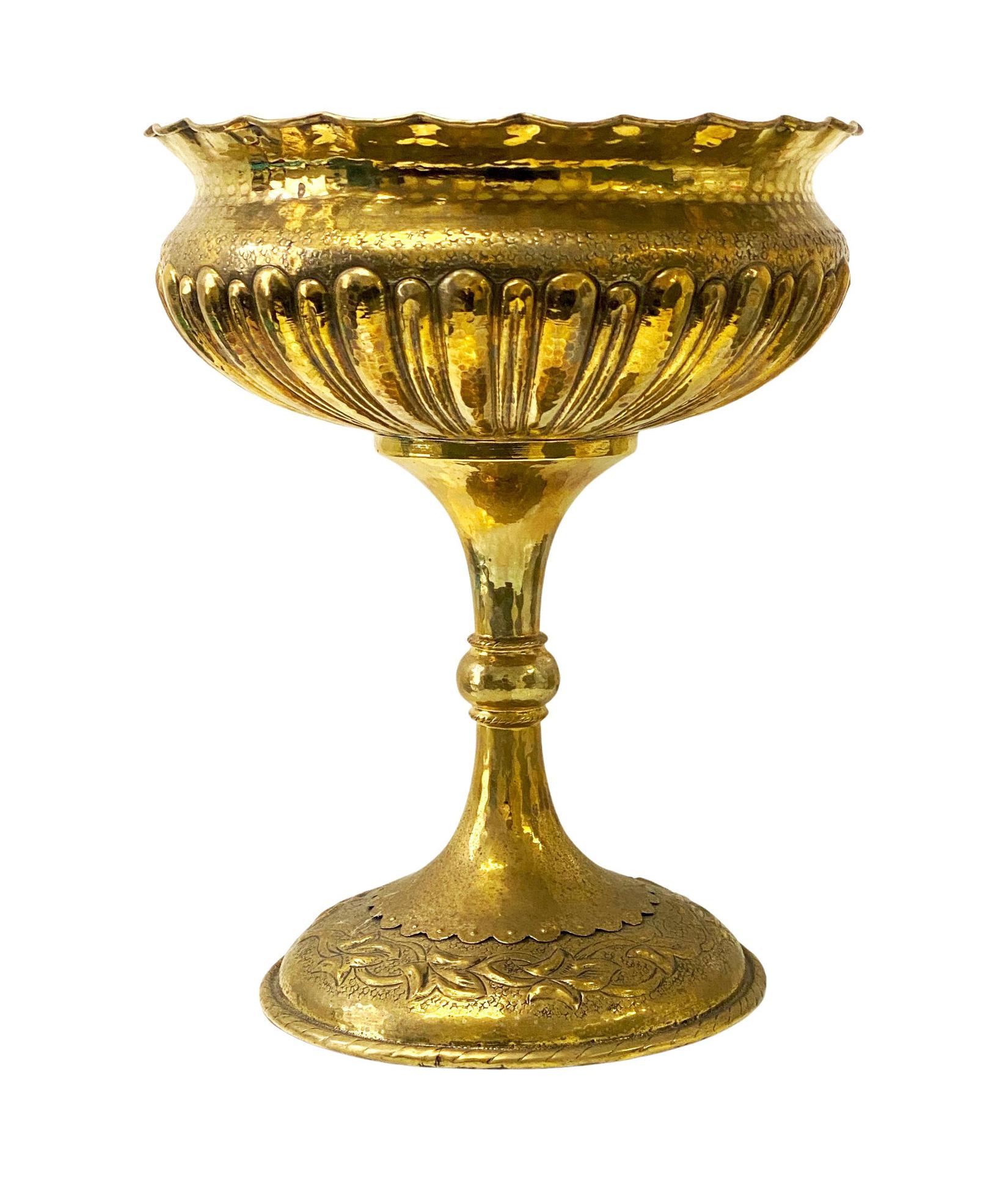 Grand pot de fleurs en laiton de la fin du 19e siècle. De belles proportions sur la base du piédestal, la tige nouée, l'entourage lobé, le récipient supérieur martelé avec l'entourage de la bordure festonnée. Le cache-pot est en laiton légèrement