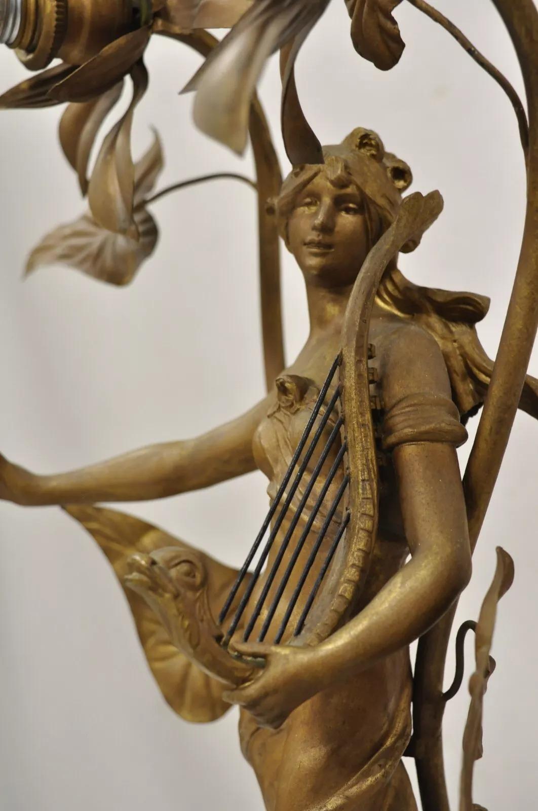 Antike Jugendstil-Tischlampe Auguste Moreau „La Musique“ aus Gold und Metall mit Figuren (Viktorianisch) im Angebot