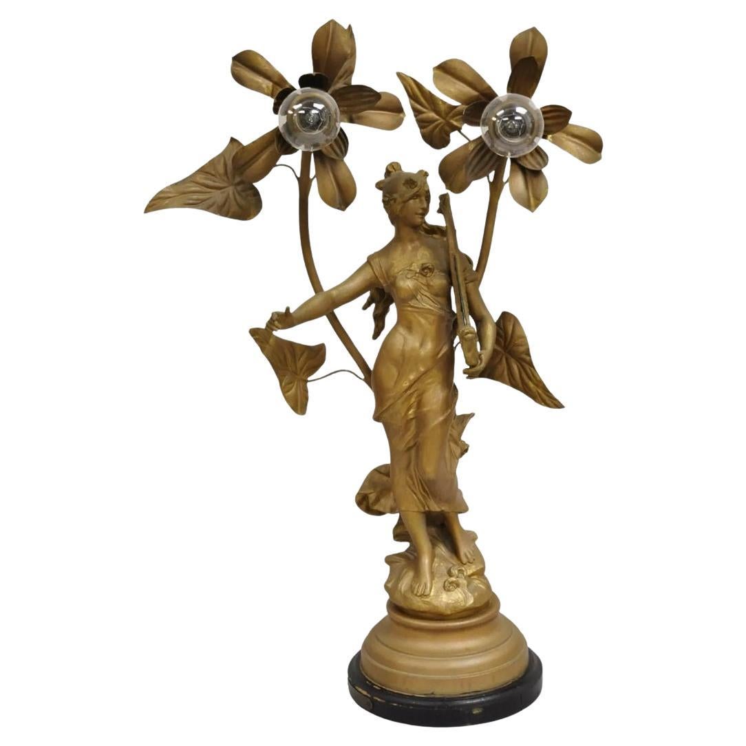 Antike Jugendstil-Tischlampe Auguste Moreau „La Musique“ aus Gold und Metall mit Figuren im Angebot