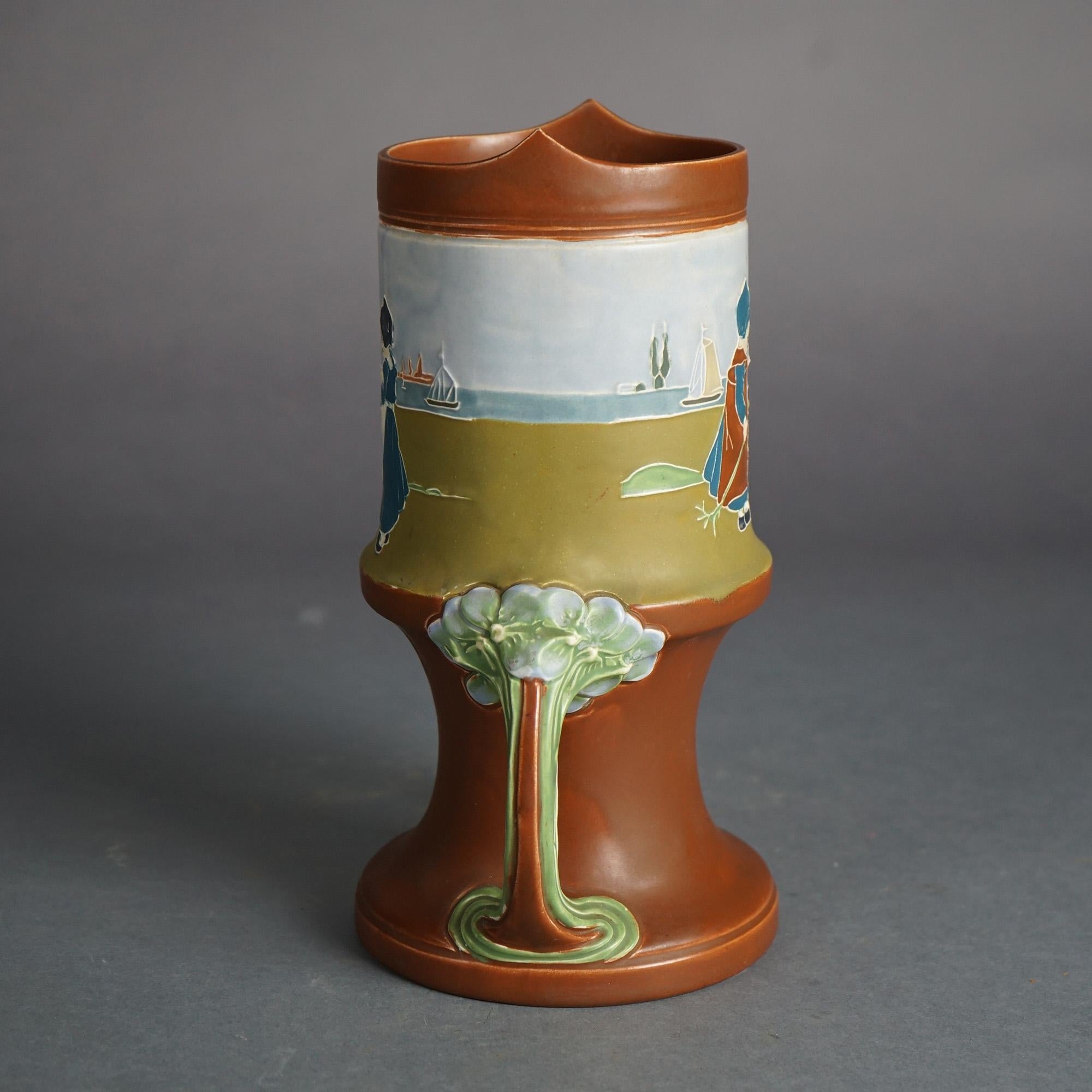Antike österreichische Jugendstil Amphora geprägte figurale & Double Handle Keramik Vase mit tanzenden holländischen Mädchen C1910

Maße - 10 