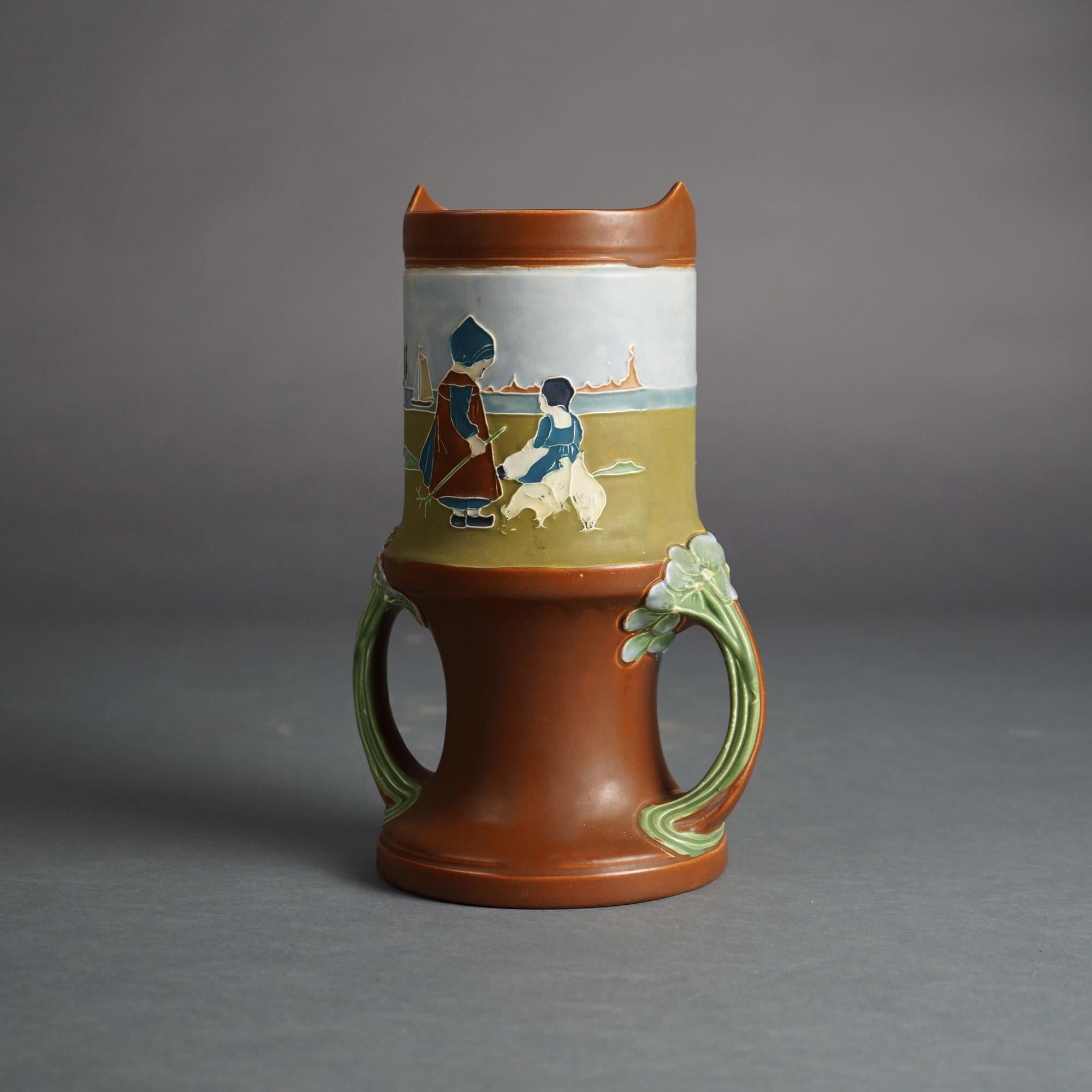 Antike Jugendstil österreichische Amphora geprägte figurale Keramik Vase C1910 im Angebot 1