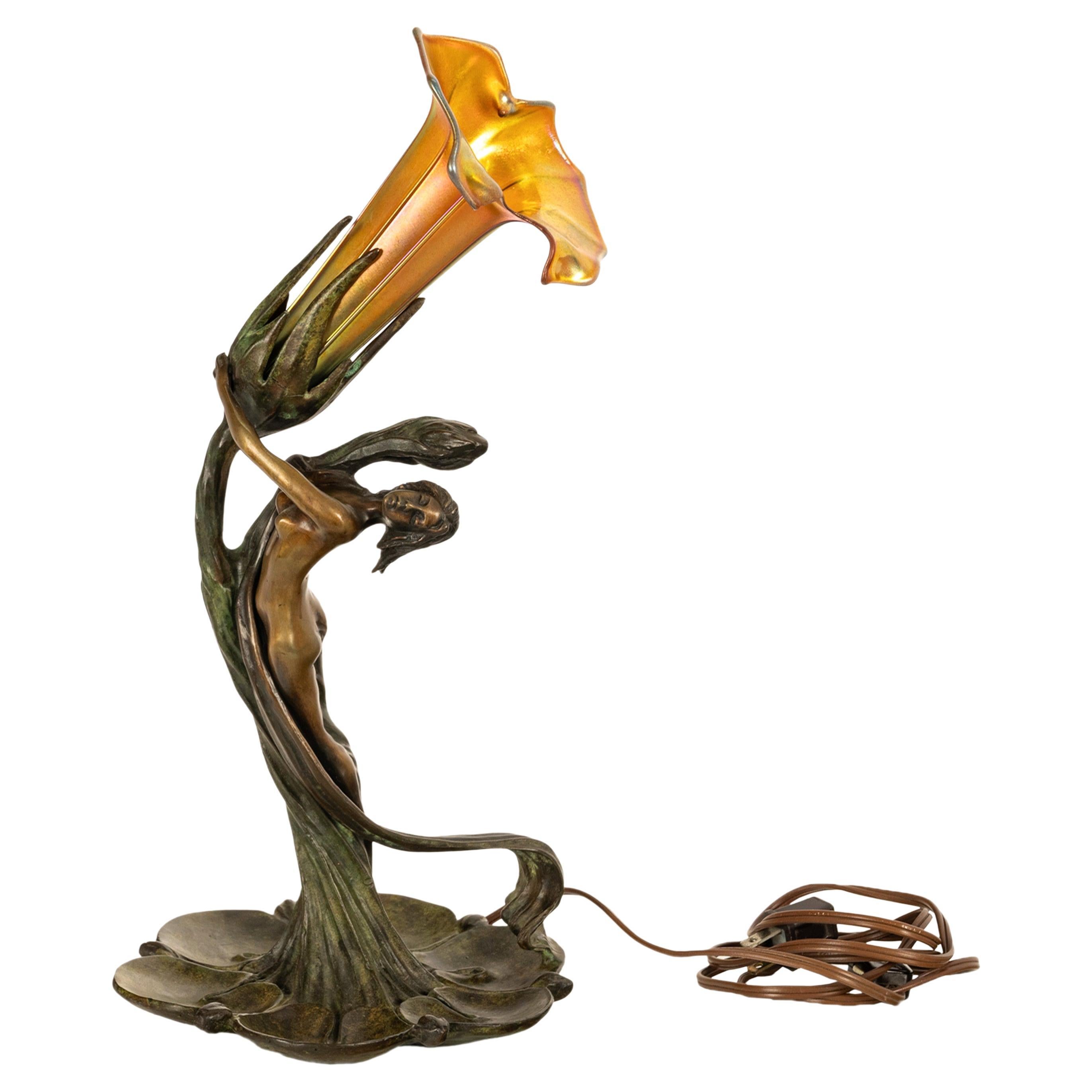 Lampada figurativa in bronzo austriaca Arte Antiques Loetz Glass Gustav Gurschner