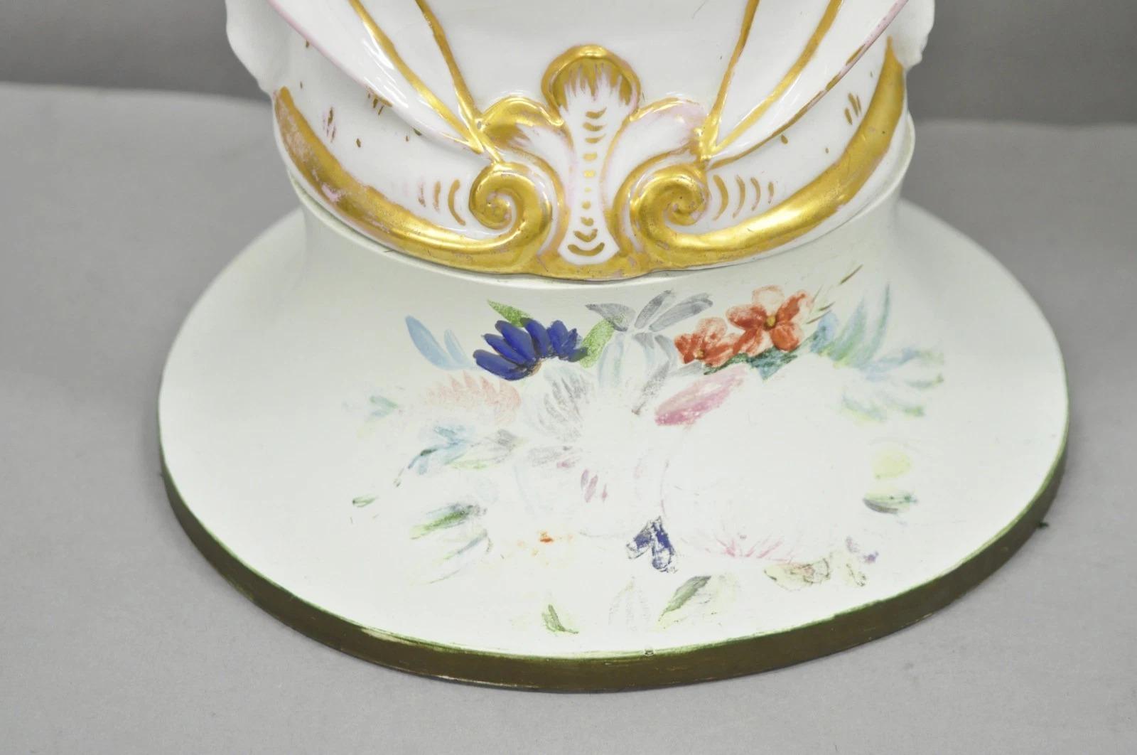 Paire de lampes de table Art Nouveau en porcelaine autrichienne peinte de motifs floraux français en vente 3
