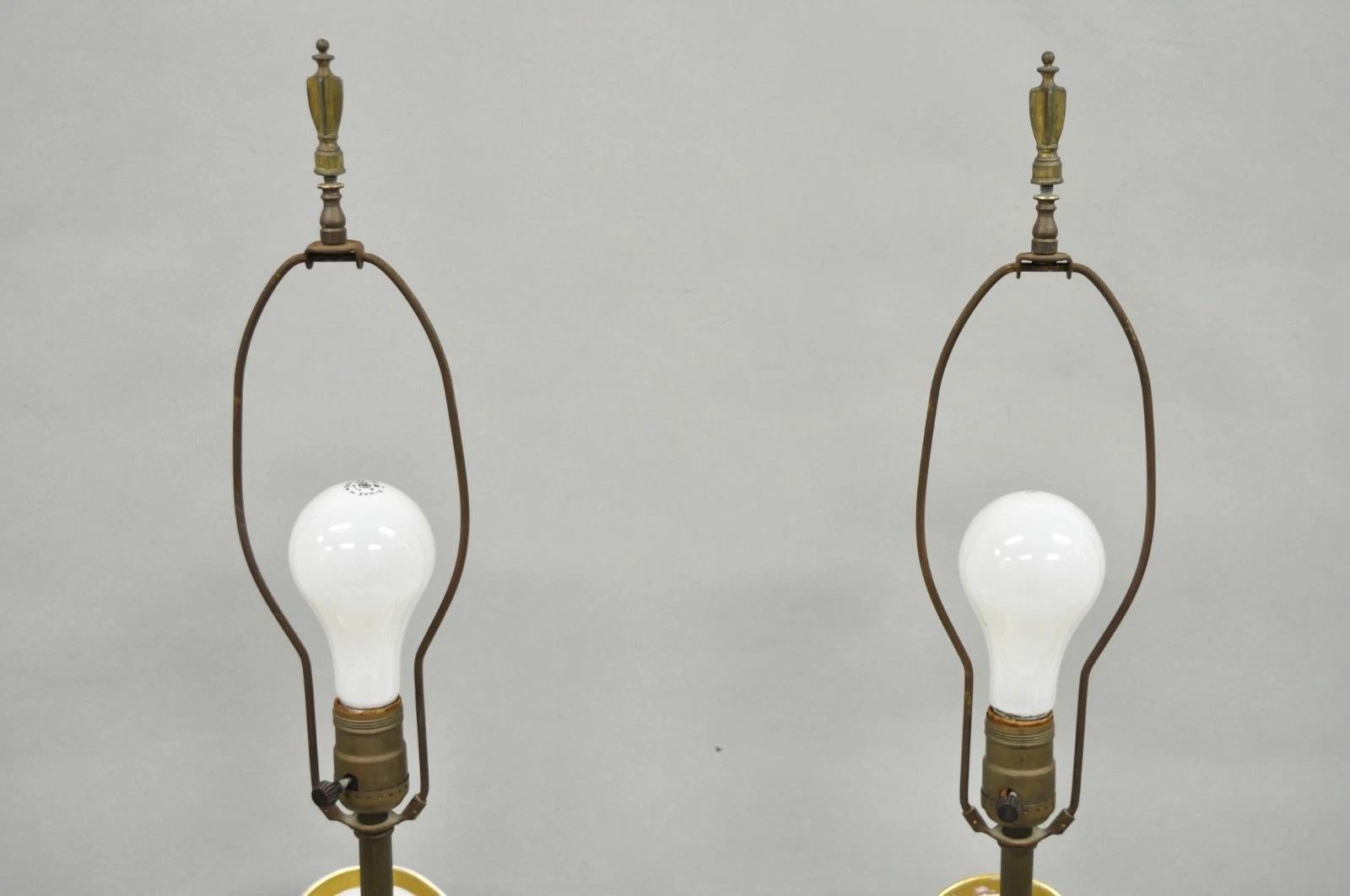 Paire de lampes de table Art Nouveau en porcelaine autrichienne peinte de motifs floraux français en vente 4