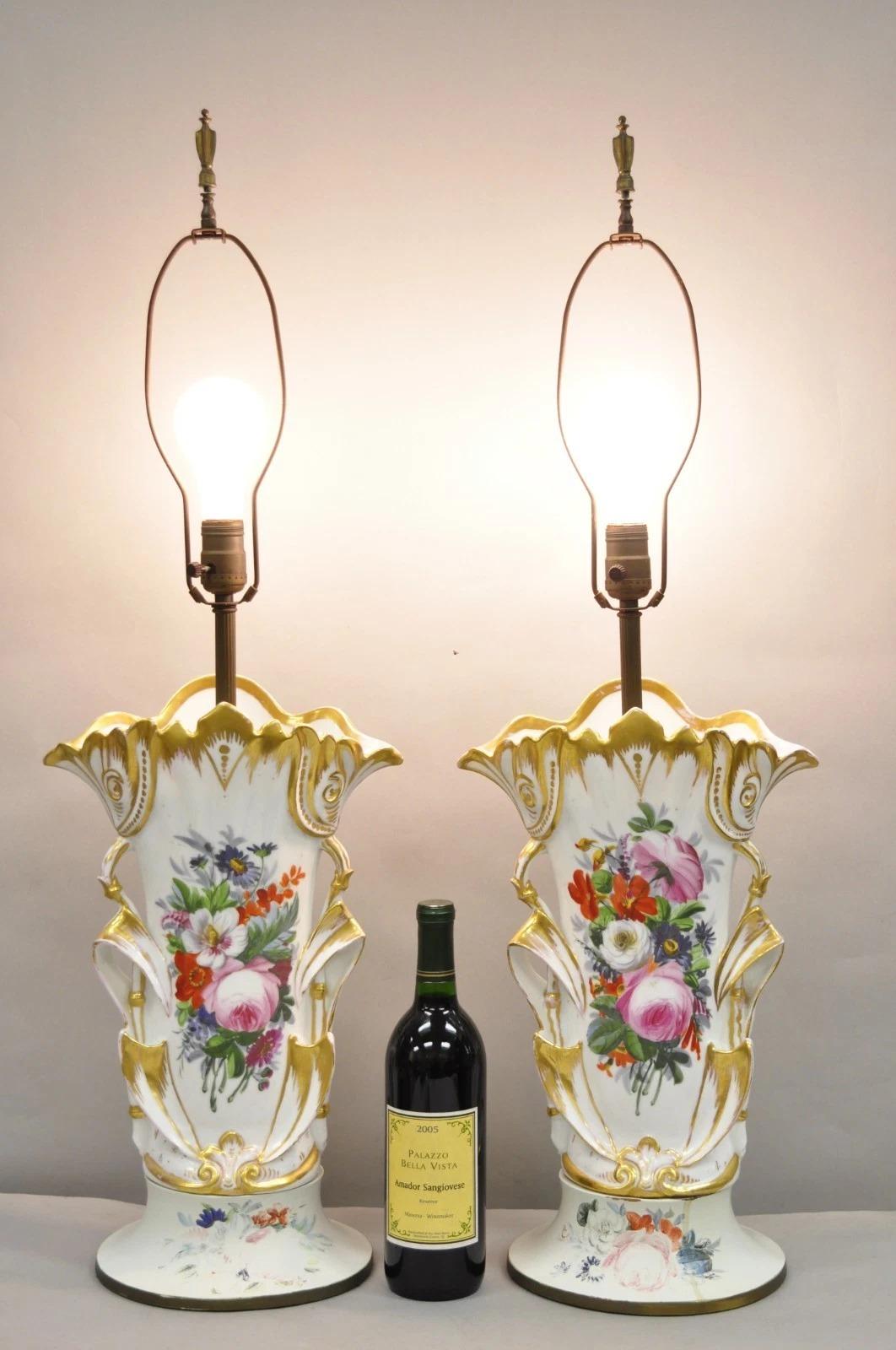 Magnifiques lampes de table Art Nouveau en porcelaine autrichienne peinte à la main (décorée des deux côtés) - une paire. Circa Early 20th Century. Dimensions : 34