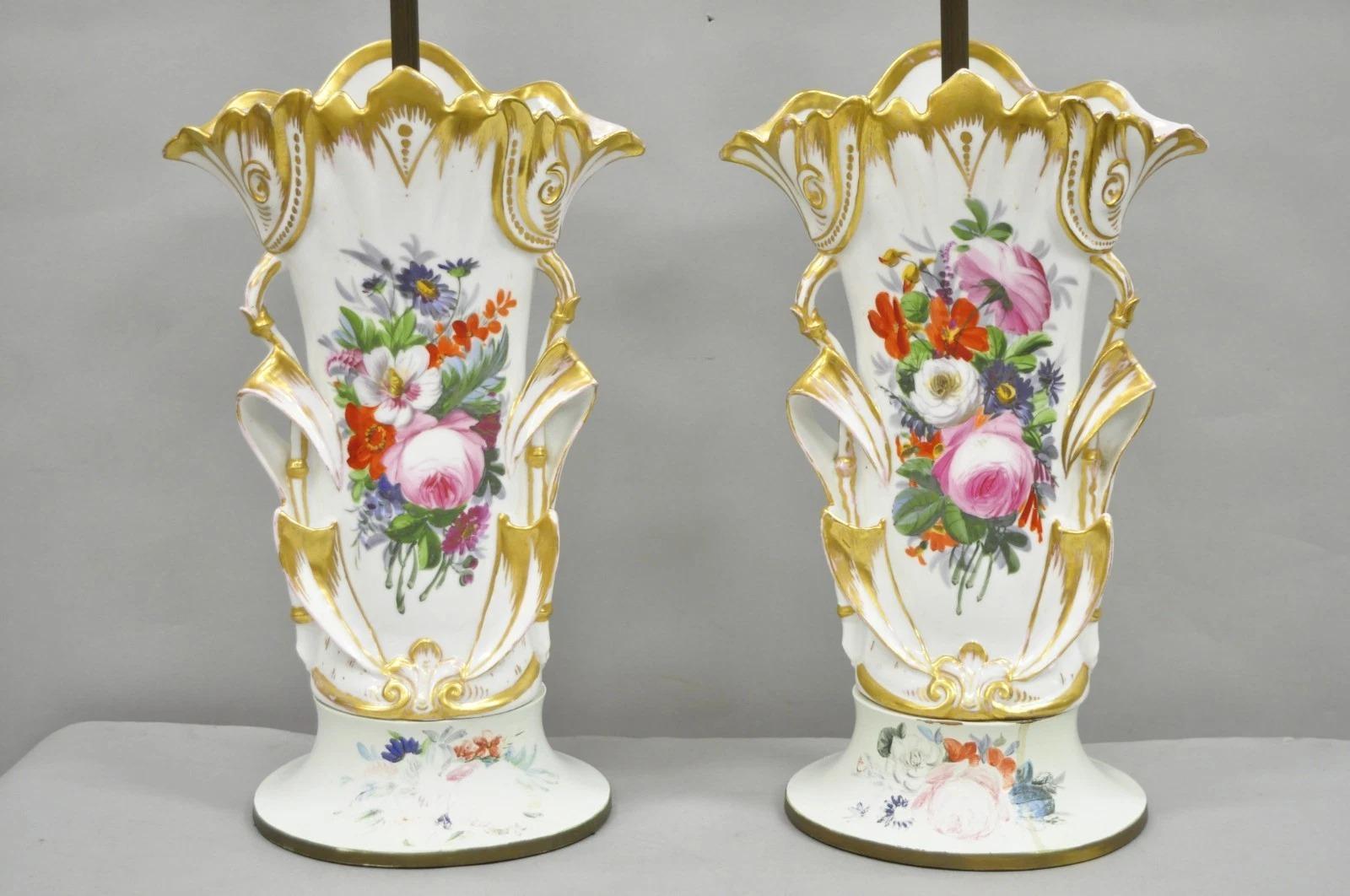 Art nouveau Paire de lampes de table Art Nouveau en porcelaine autrichienne peinte de motifs floraux français en vente