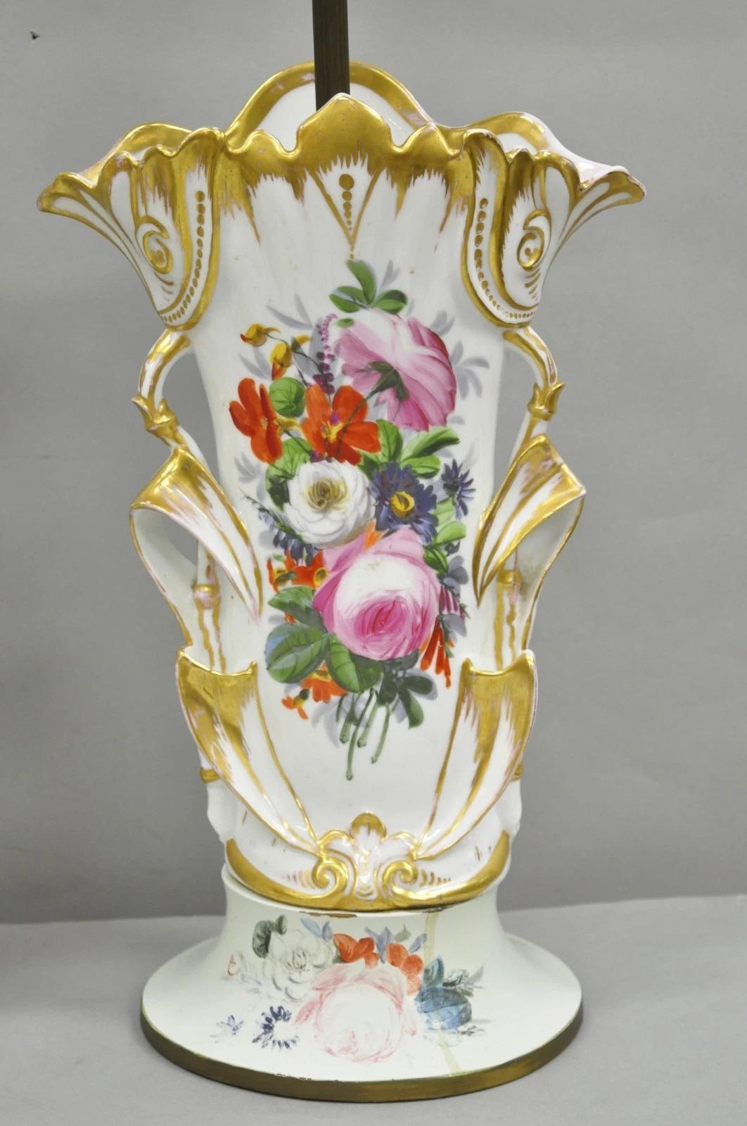 Inconnu Paire de lampes de table Art Nouveau en porcelaine autrichienne peinte de motifs floraux français en vente