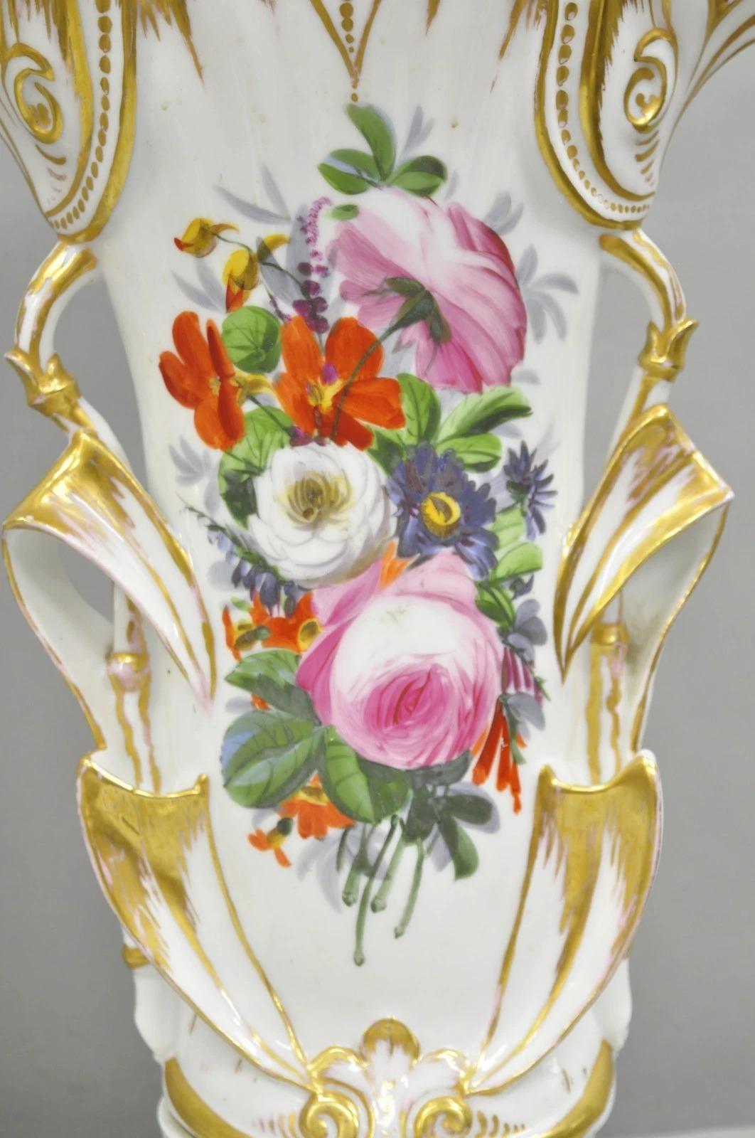 Paire de lampes de table Art Nouveau en porcelaine autrichienne peinte de motifs floraux français Bon état - En vente à Philadelphia, PA