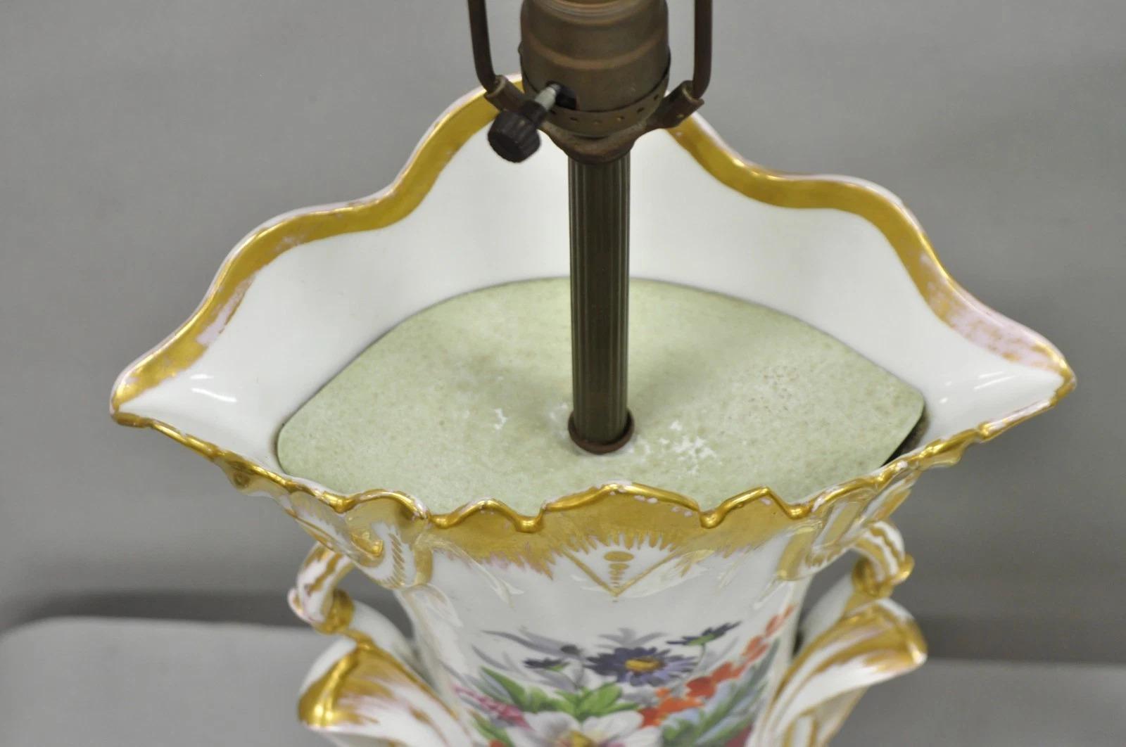 20ième siècle Paire de lampes de table Art Nouveau en porcelaine autrichienne peinte de motifs floraux français en vente