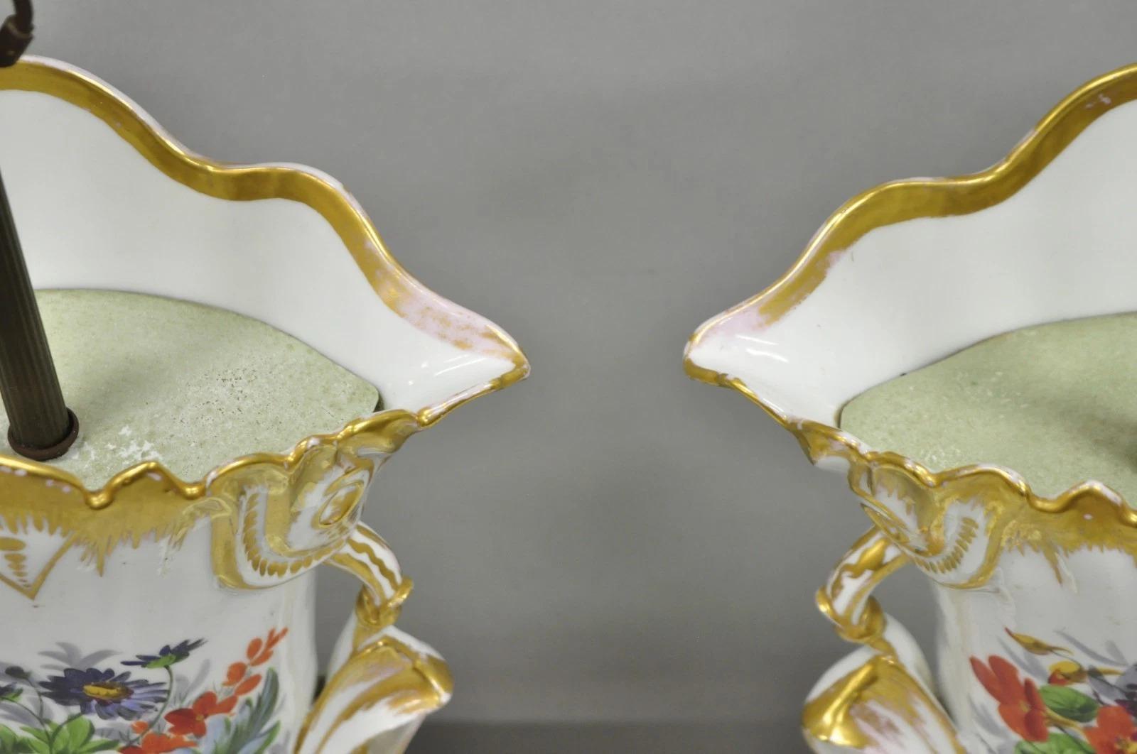 Porcelaine Paire de lampes de table Art Nouveau en porcelaine autrichienne peinte de motifs floraux français en vente