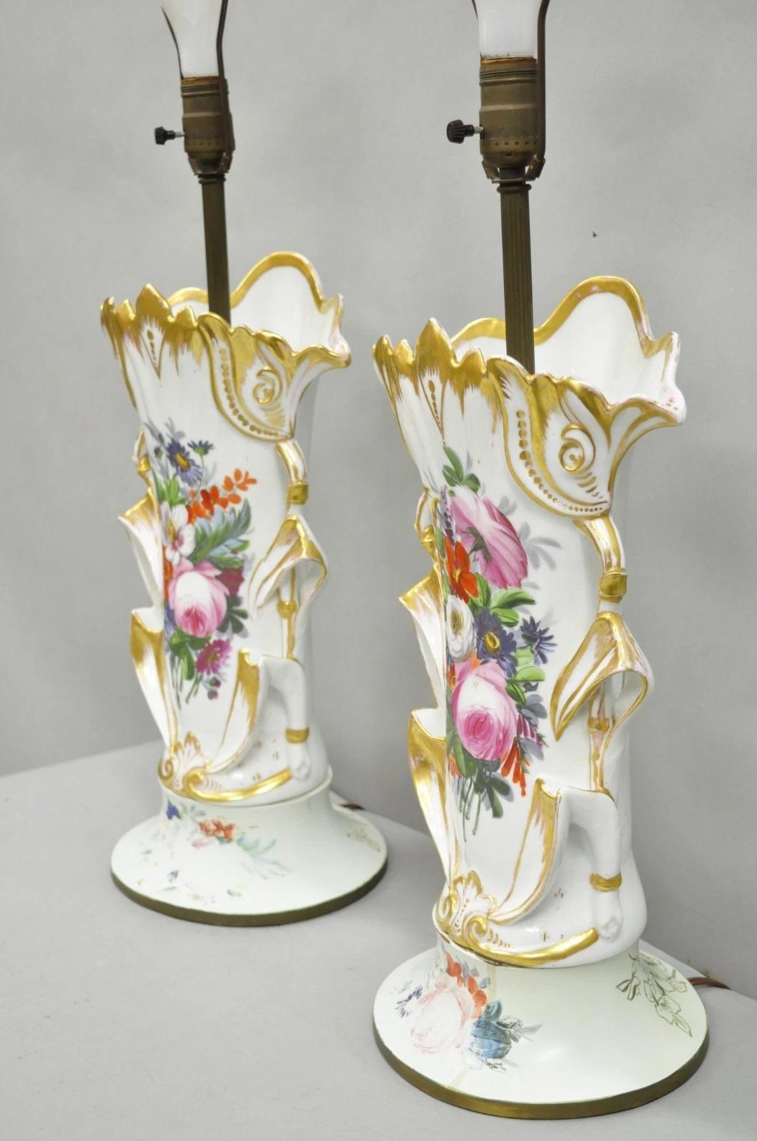 Paire de lampes de table Art Nouveau en porcelaine autrichienne peinte de motifs floraux français en vente 1
