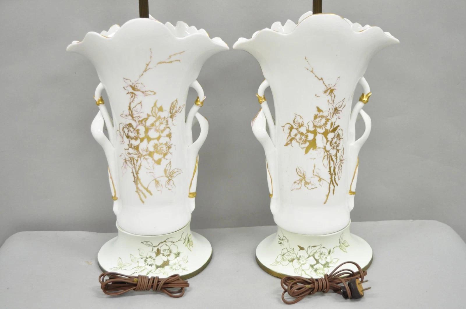 Paire de lampes de table Art Nouveau en porcelaine autrichienne peinte de motifs floraux français en vente 2