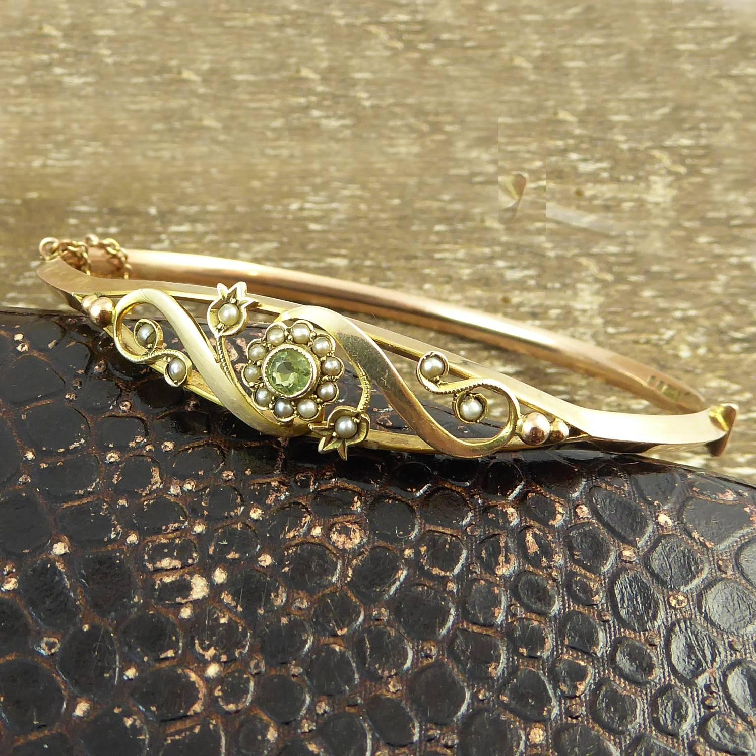 Antique Art Nouveau Bangle, Peridot and Pearl, Yellow Gold, Hallmarked 1911 In Excellent Condition In Yorkshire, West Yorkshire