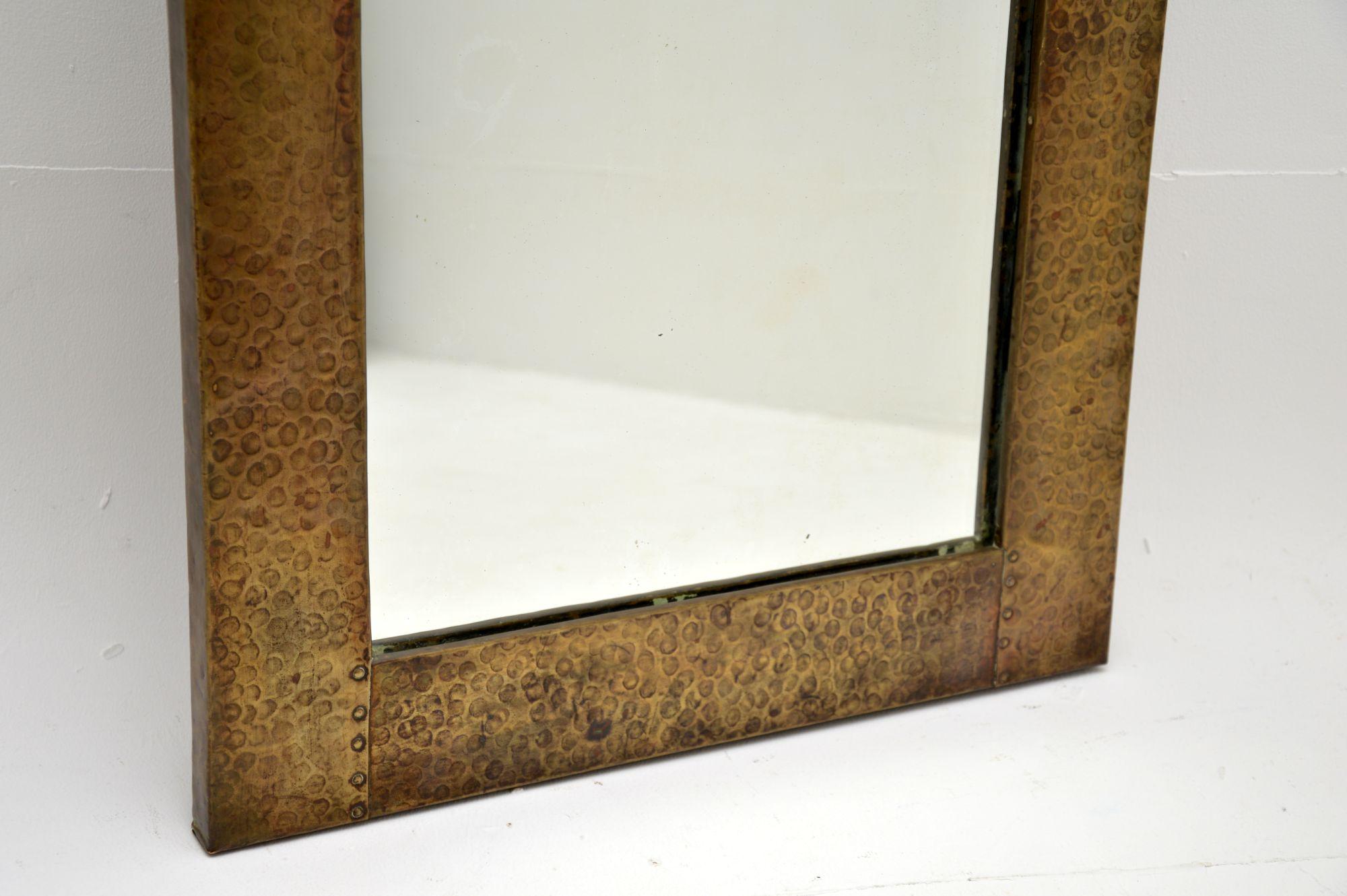 Fin du XIXe siècle Antique Art Nouveau Beaten Brass Mirror (miroir en laiton) en vente