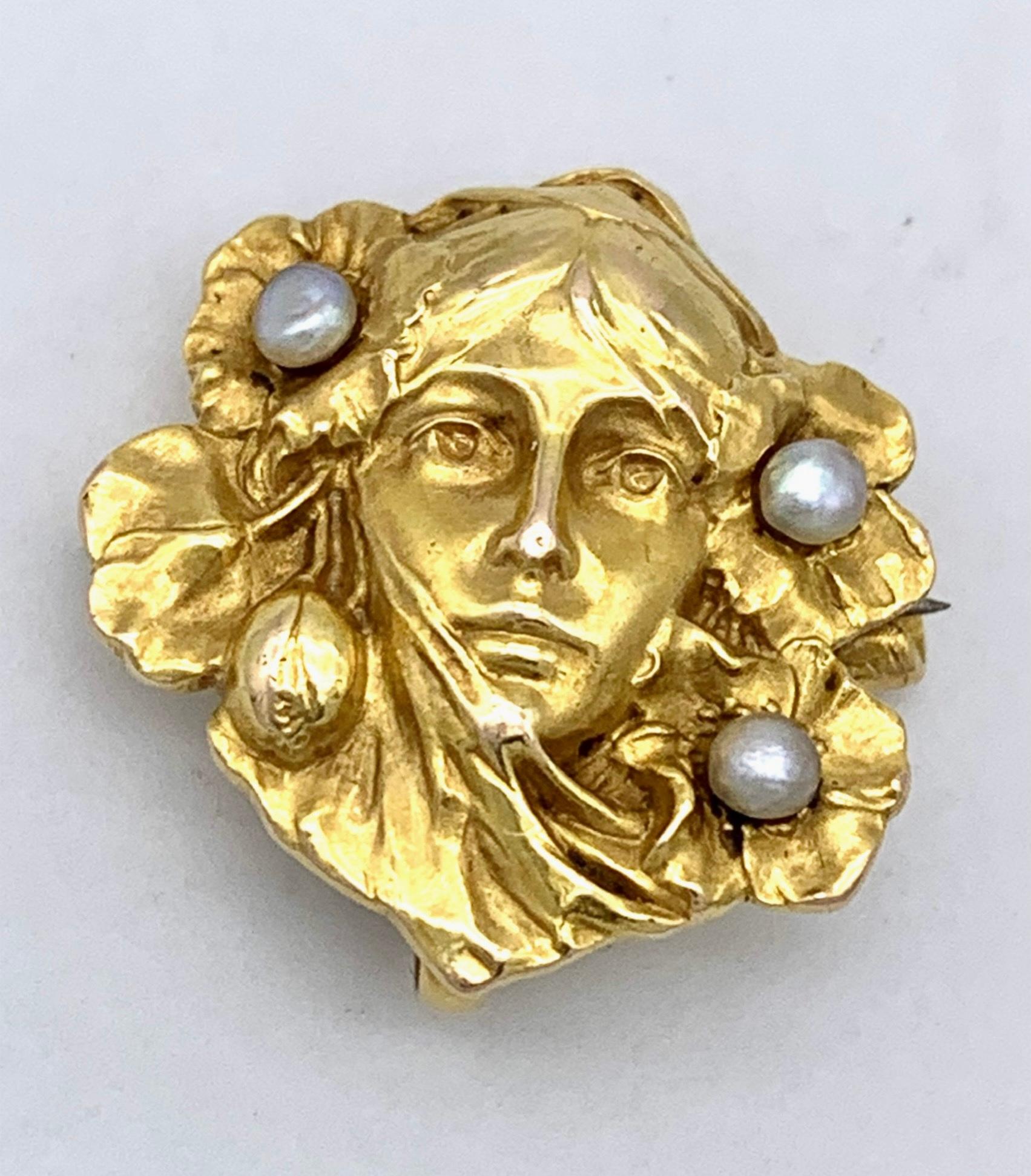Antique Art Nouveau Beauty Art Nouveau Brooch 14 Karat Gold Pendant Pearls In Good Condition For Sale In Munich, Bavaria