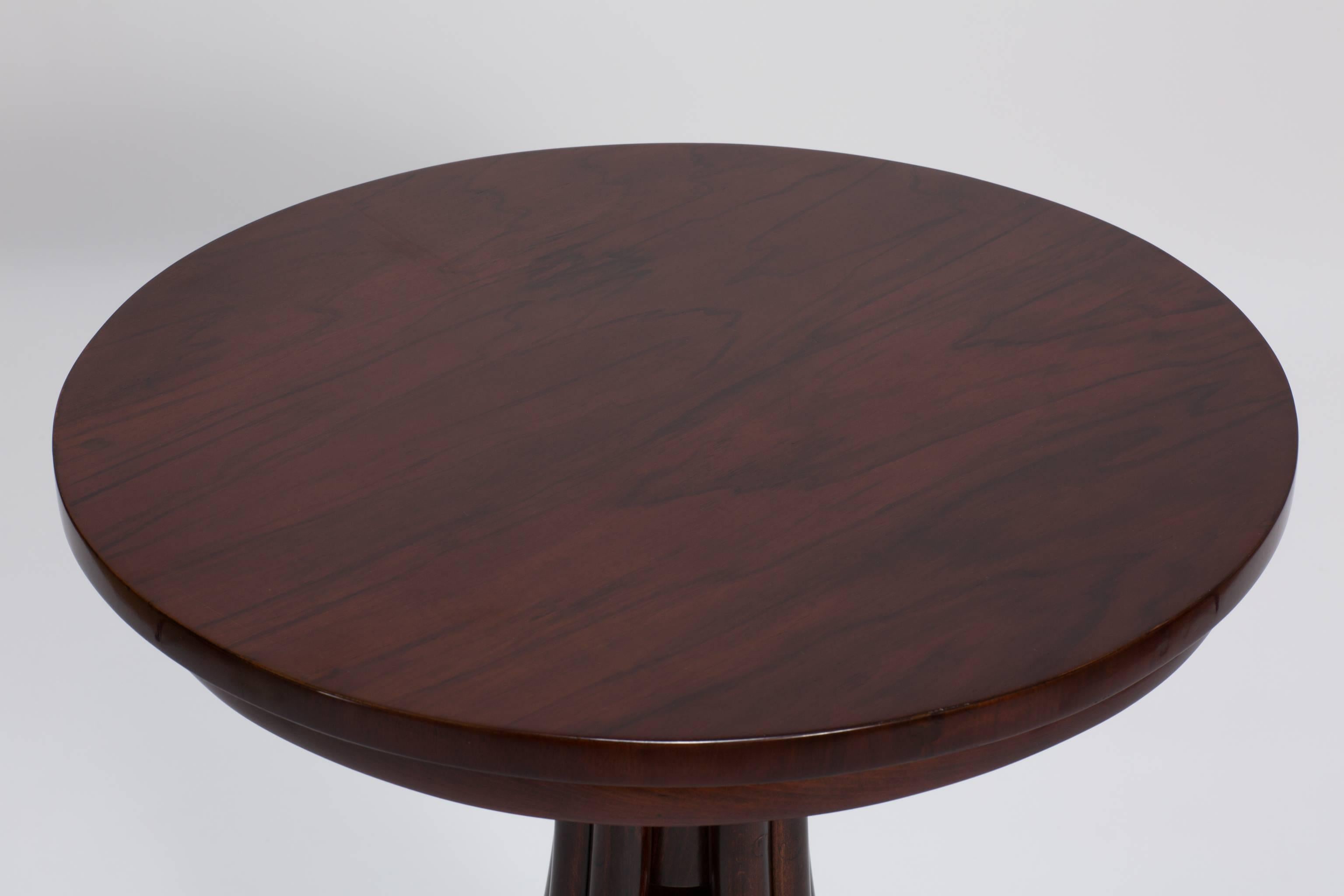 This stylish antique Thonet bentwood table from the late 19th century is a good representation of the Art Nouveau movement with its very fine display of craftsmanship which is exhibited in the details such as the spindle and the elegantly bent table