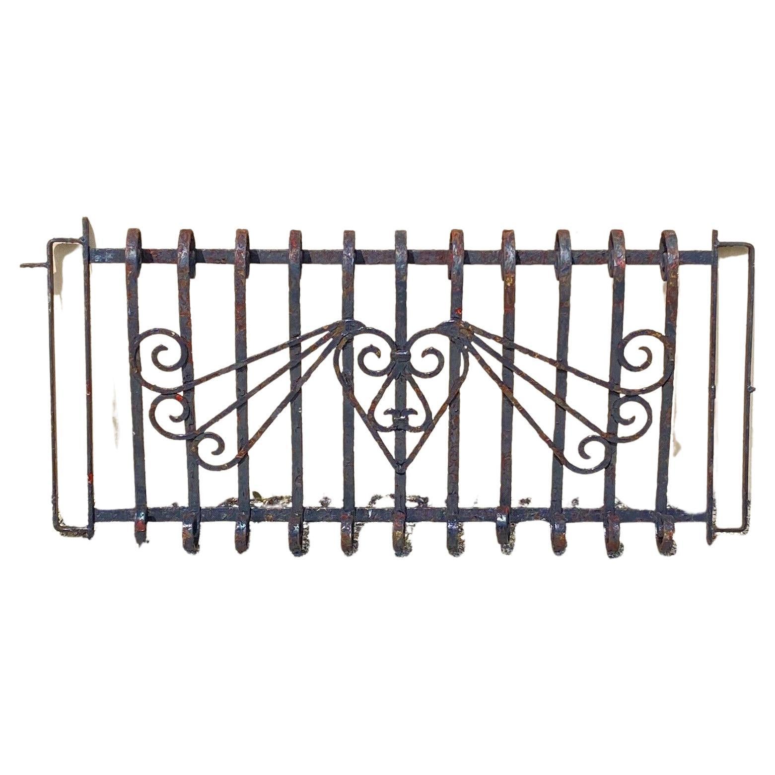 Ancienne porte de jardin Art Nouveau en fer forgé noir avec cœur et volutes 23x52 en vente