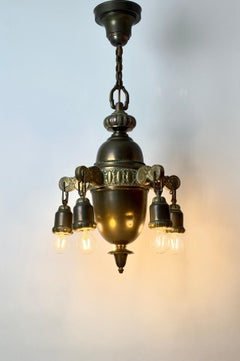Lámpara de araña antigua de estilo Art Nouveau en latón, lámpara colgante ornamentada con pátina, hacia 1920