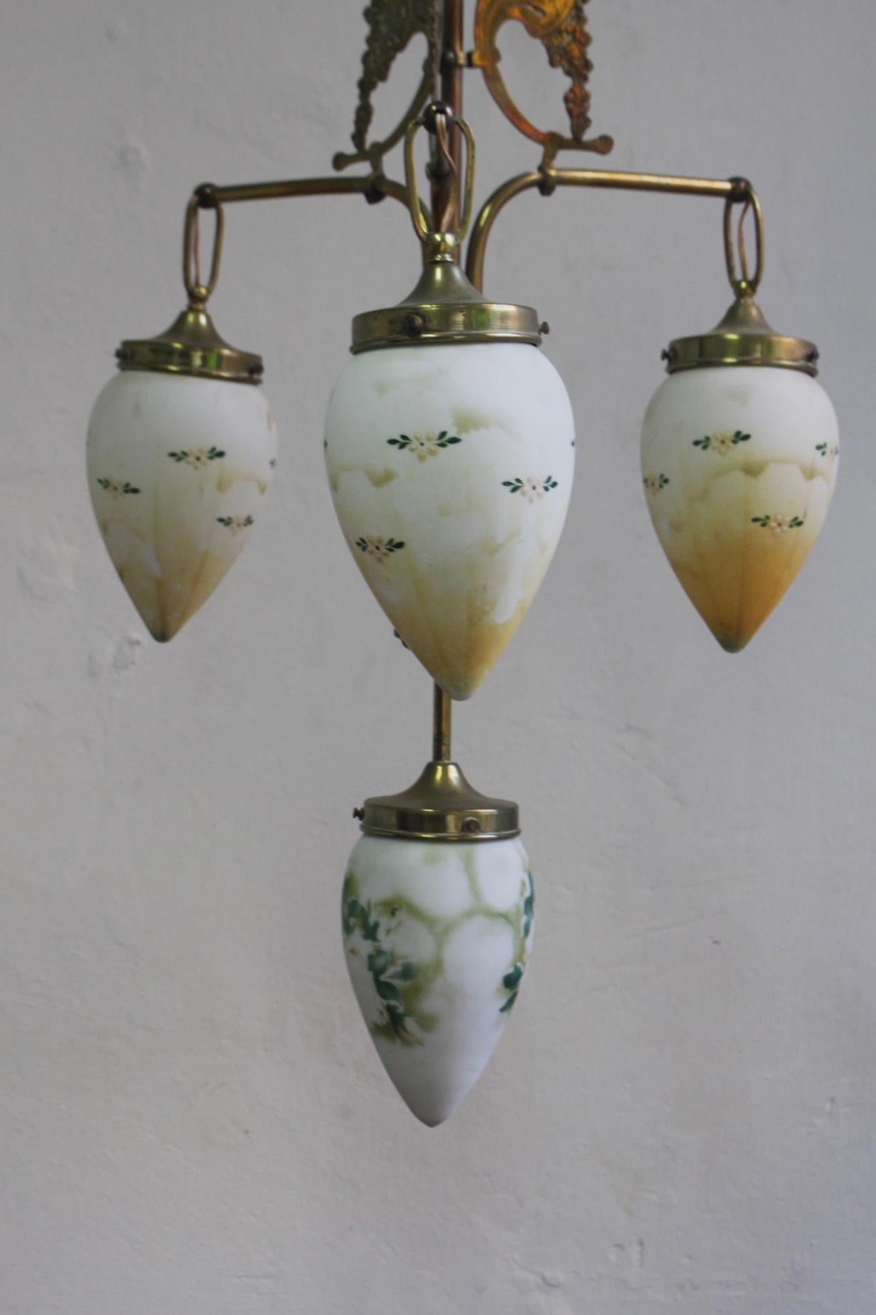 Antique Art Nouveau Brass Chandelier with Hand Painted Glass Shades im Zustand „Gut“ im Angebot in Valencia, Valencia