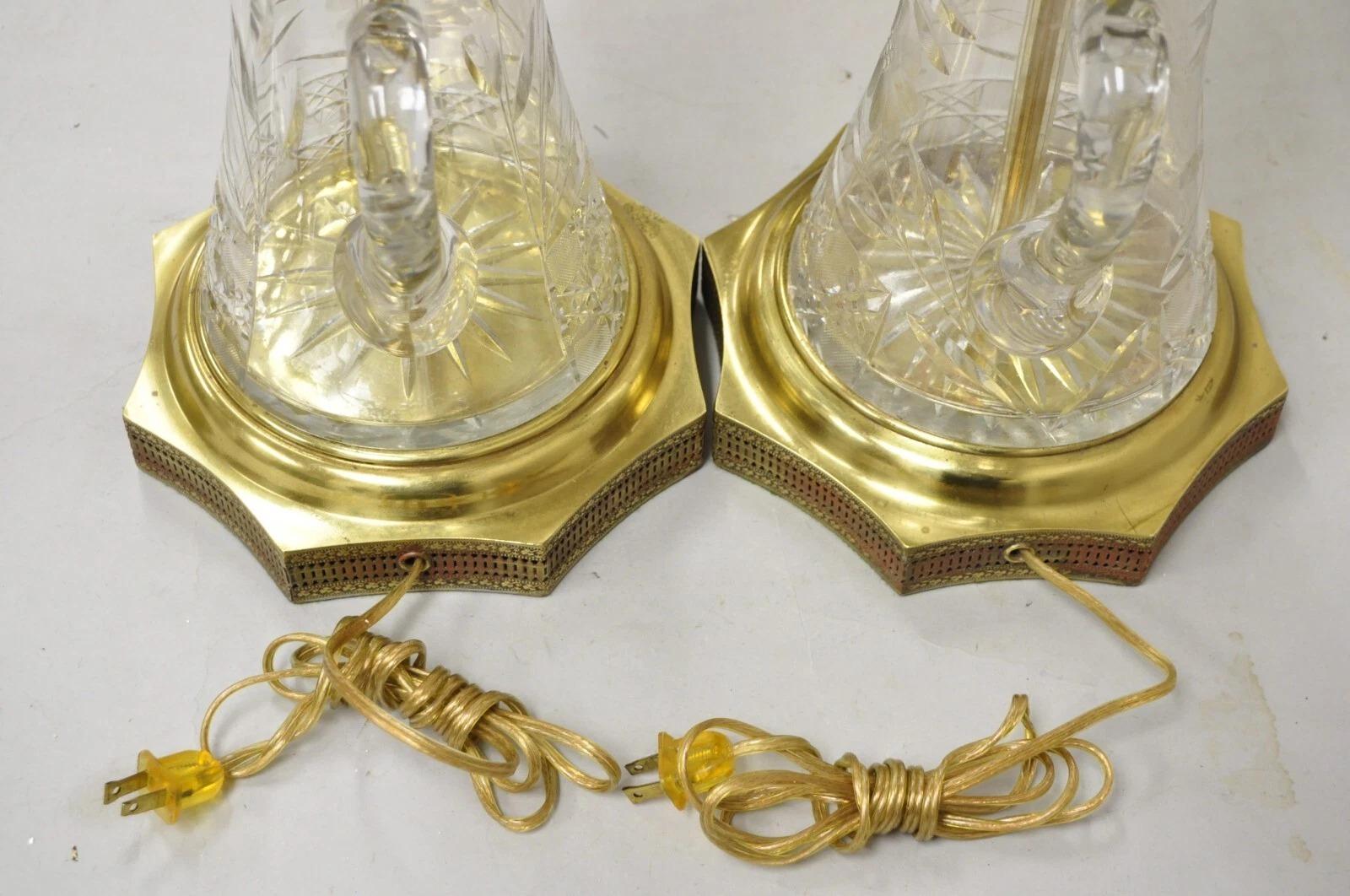 Paire de lampes de bureau anciennes Art Nouveau en laiton et verre taillé en forme de pichet d'eau en vente 3