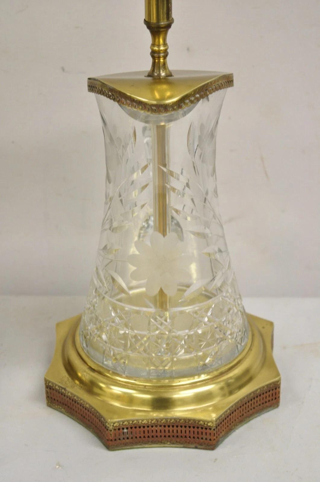 Paire de lampes de bureau anciennes Art Nouveau en laiton et verre taillé en forme de pichet d'eau en vente 4