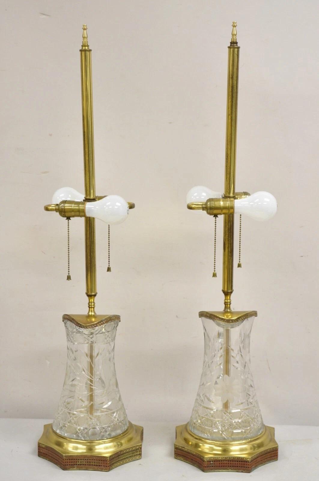 Paire de lampes de bureau anciennes Art Nouveau en laiton et verre taillé en forme de pichet d'eau en vente 5