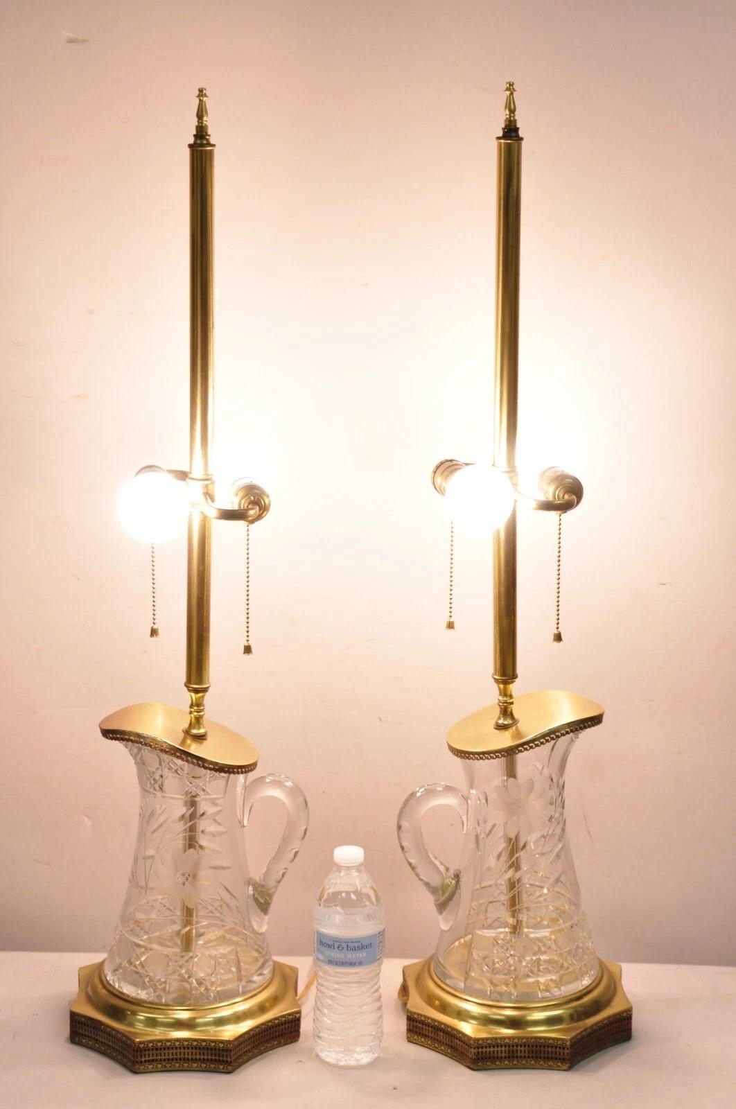 Paire de lampes de table Art Nouveau en laiton et verre taillé en forme de pichet d'eau. Circa Mid 20th Century. Dimensions : 35