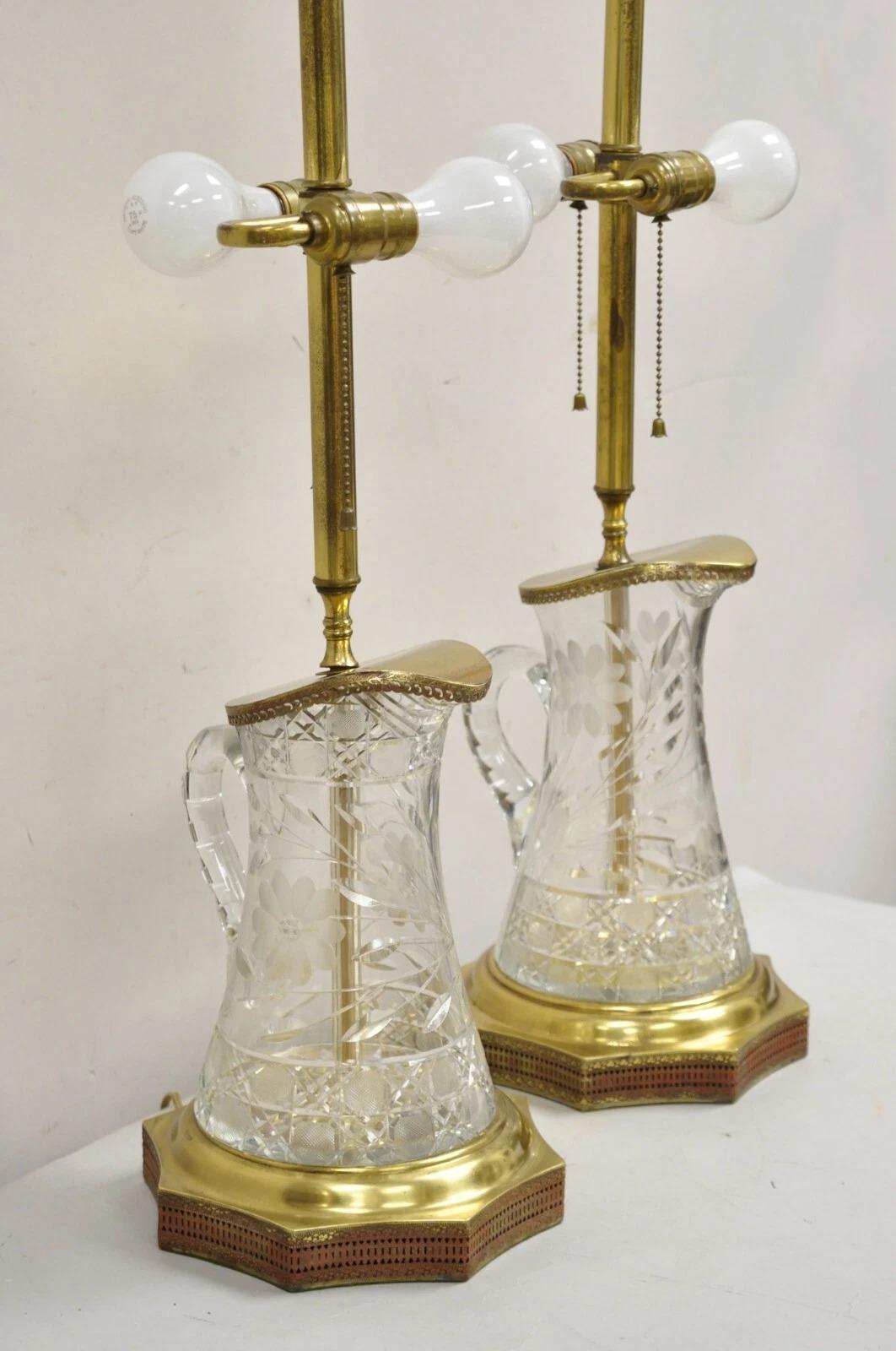Art nouveau Paire de lampes de bureau anciennes Art Nouveau en laiton et verre taillé en forme de pichet d'eau en vente
