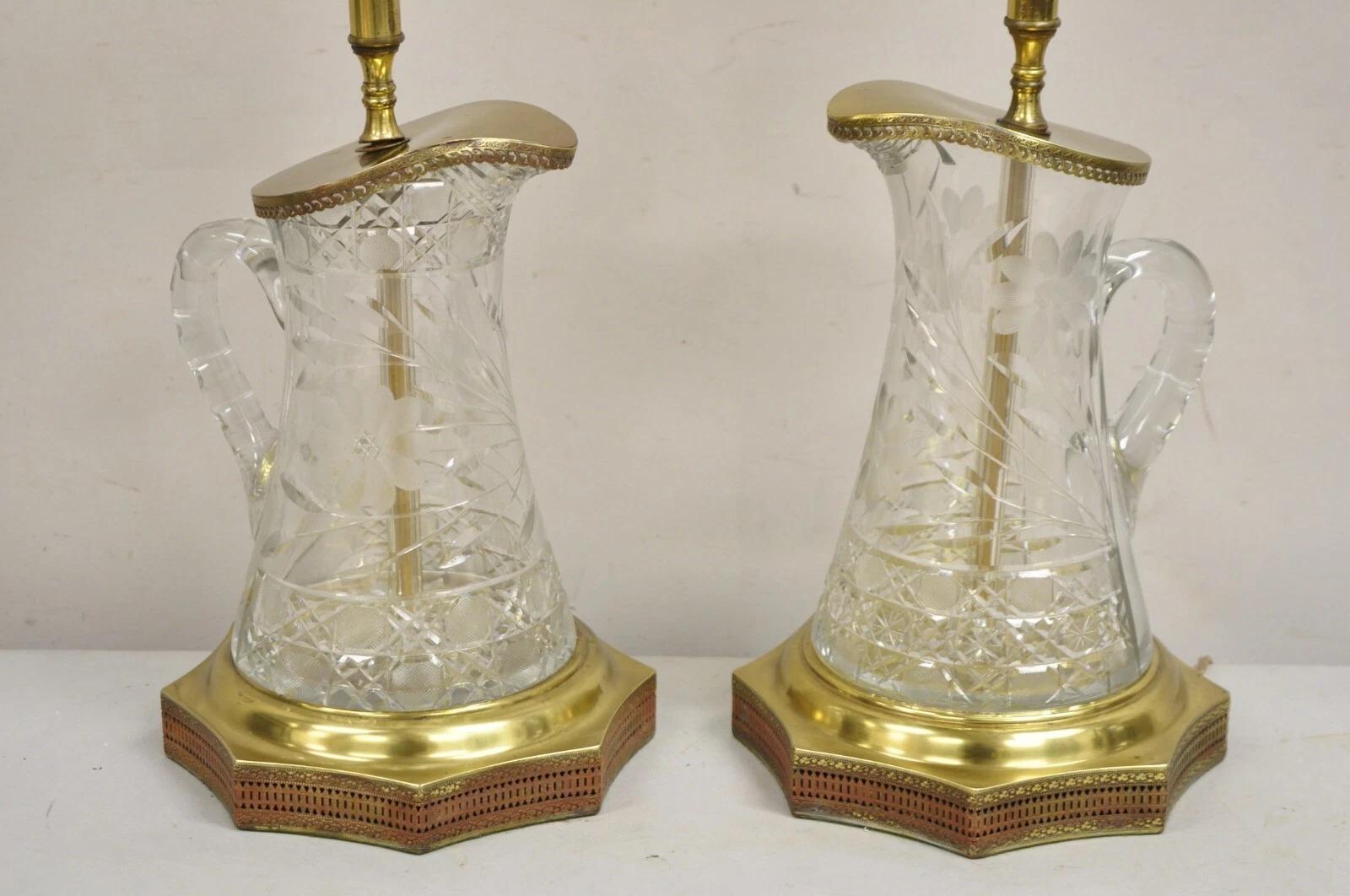 Inconnu Paire de lampes de bureau anciennes Art Nouveau en laiton et verre taillé en forme de pichet d'eau en vente