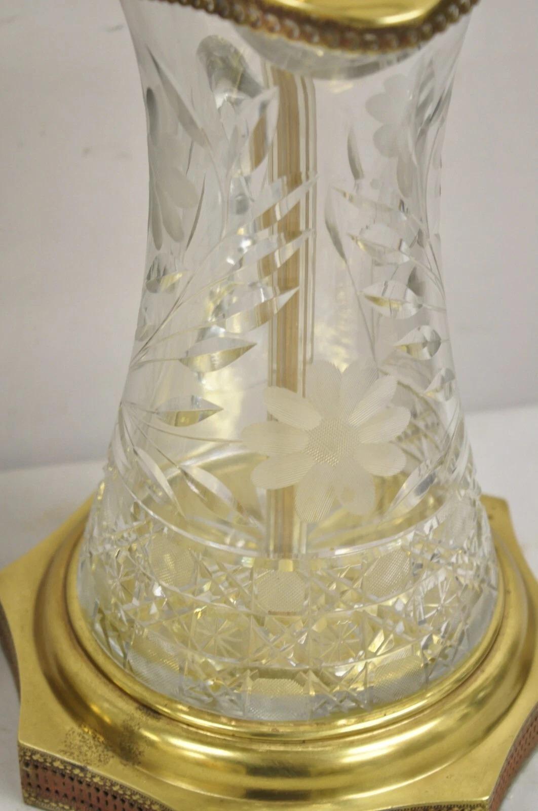 Paire de lampes de bureau anciennes Art Nouveau en laiton et verre taillé en forme de pichet d'eau Bon état - En vente à Philadelphia, PA