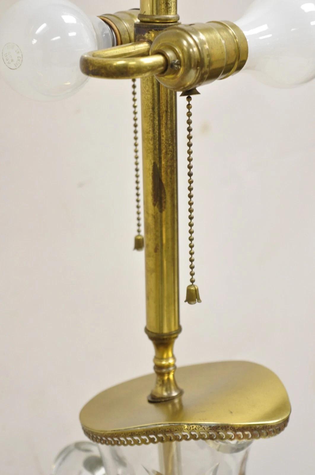 Laiton Paire de lampes de bureau anciennes Art Nouveau en laiton et verre taillé en forme de pichet d'eau en vente