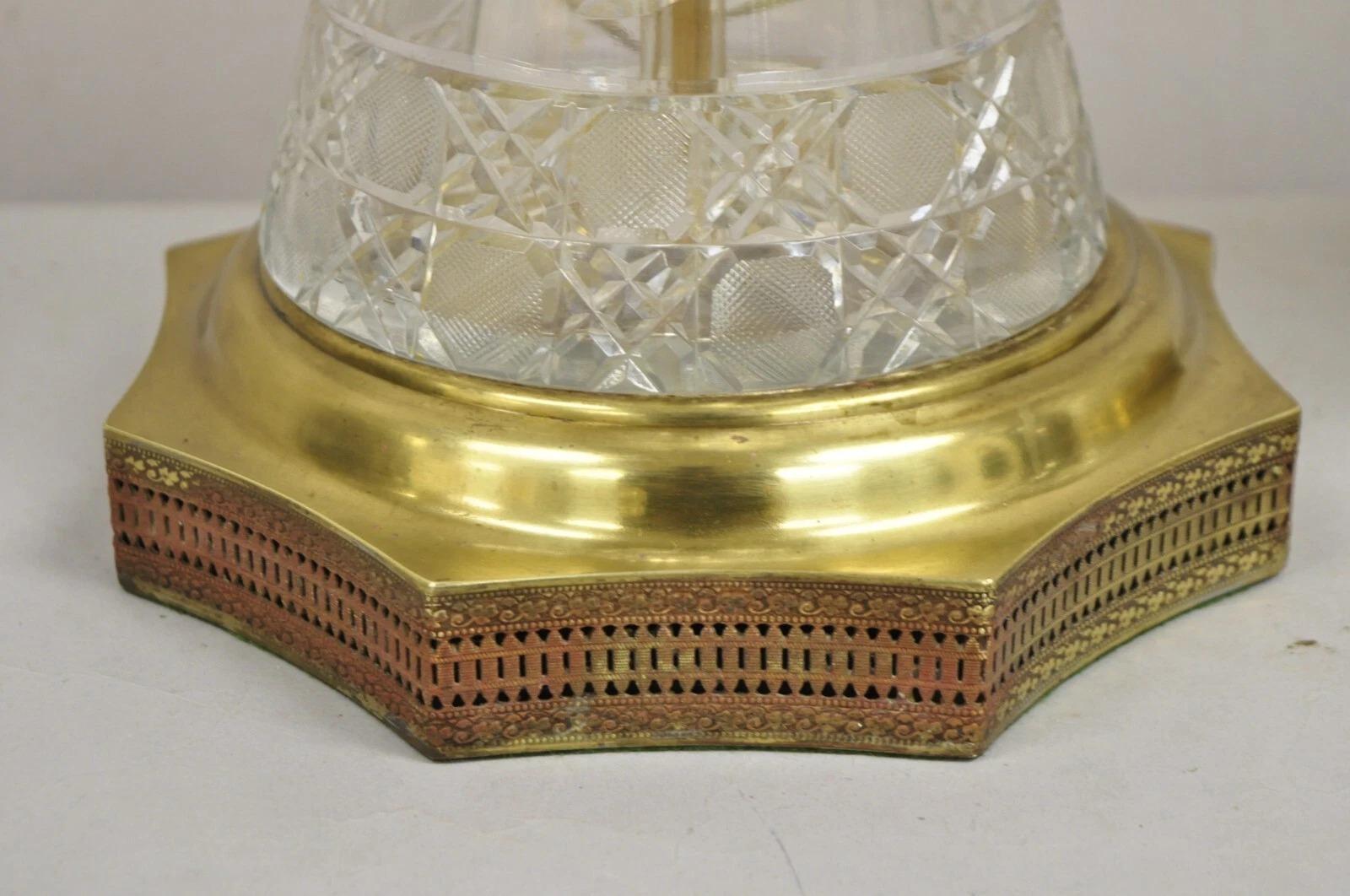 Paire de lampes de bureau anciennes Art Nouveau en laiton et verre taillé en forme de pichet d'eau en vente 1