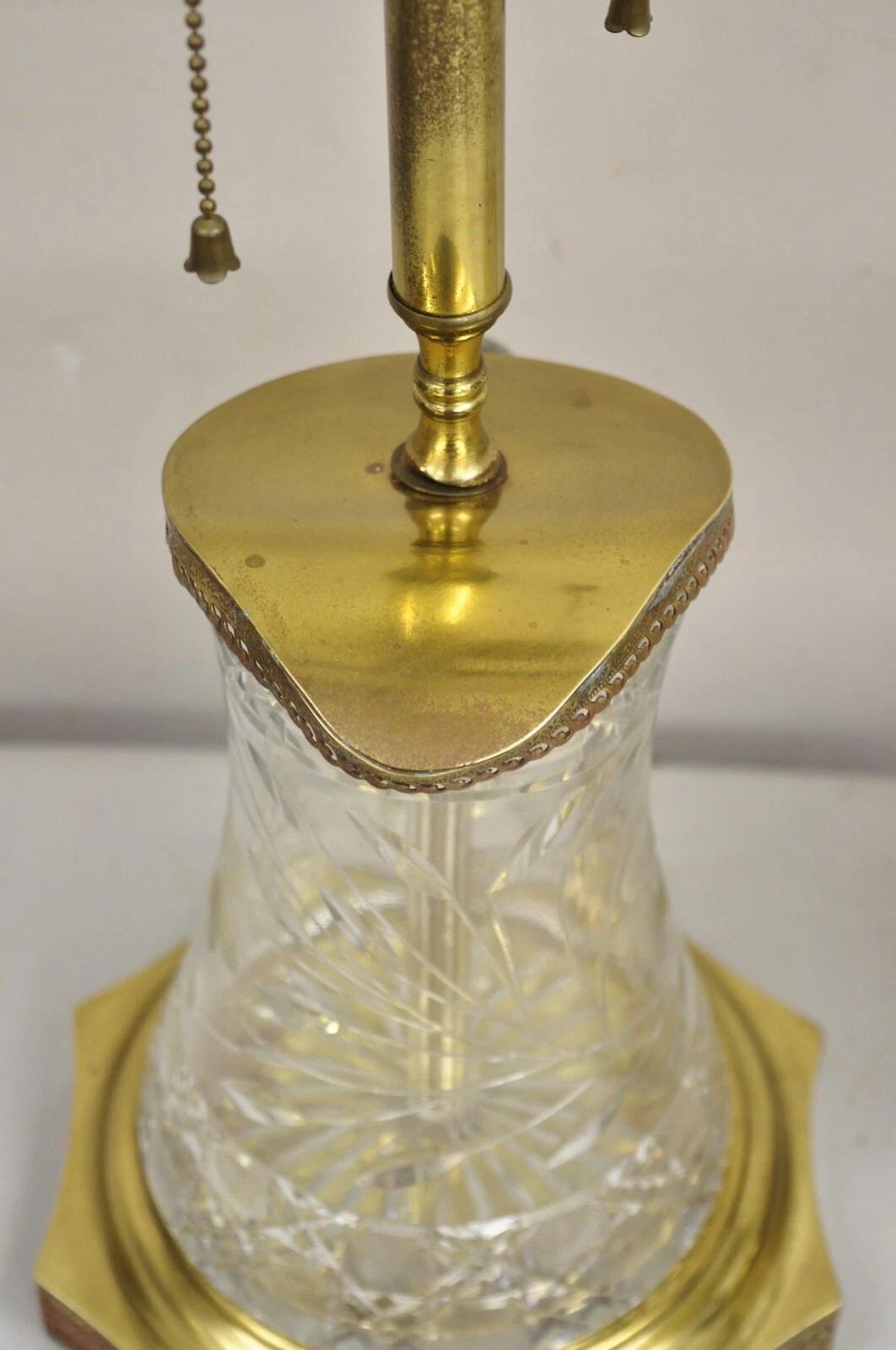 Paire de lampes de bureau anciennes Art Nouveau en laiton et verre taillé en forme de pichet d'eau en vente 2