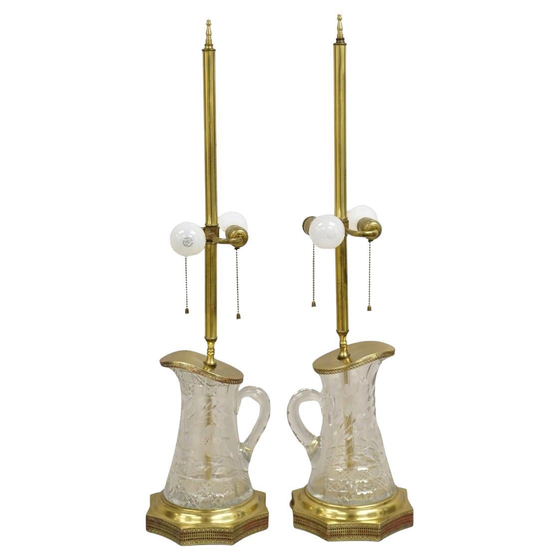 Paire de lampes de bureau anciennes Art Nouveau en laiton et verre taillé en forme de pichet d'eau en vente