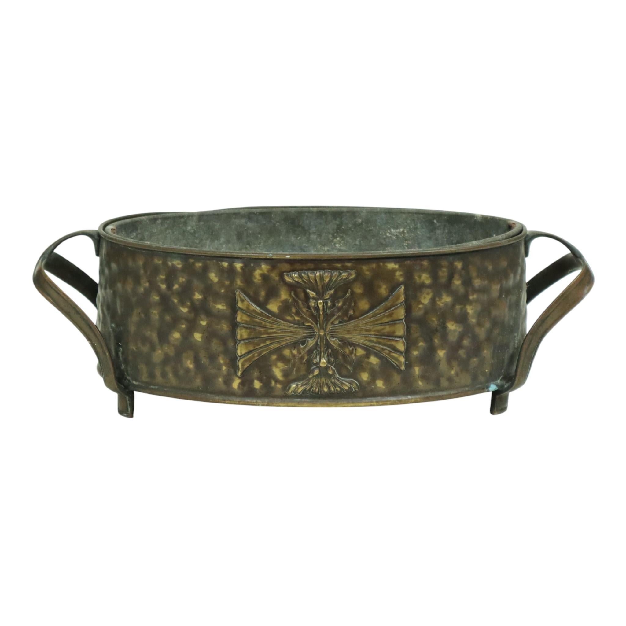 Antica jardinière o fioriera ovale, realizzata in rame giallo o ottone con la tecnica del repoussé, con decorazione floreale in rilievo. È presente anche l'inserto in peltro, del 1900 circa, non marcato.

Questa fioriera antica è molto decorativa,