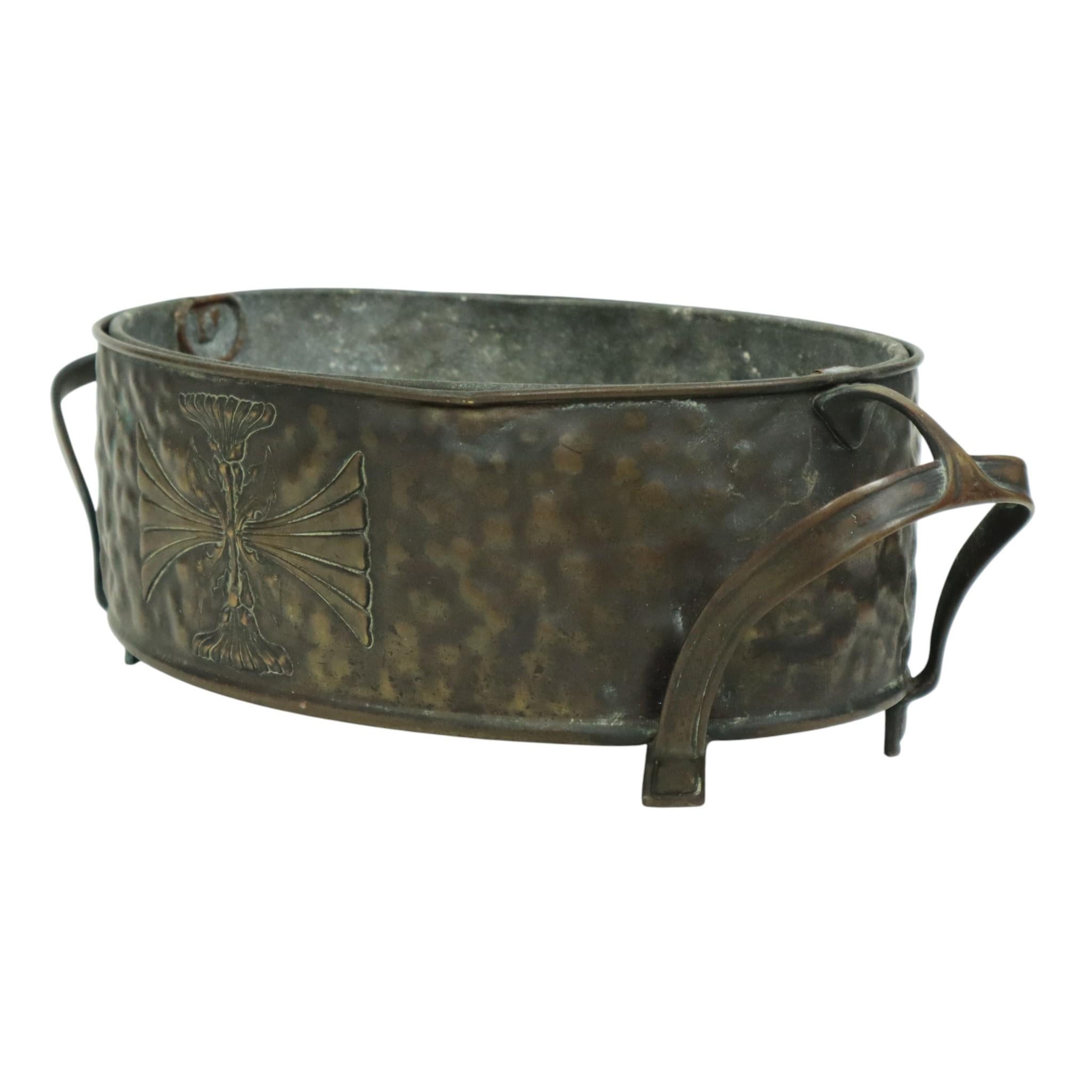 Inizio XX secolo Fioriera Jardinière in ottone Art Nouveau antica in vendita