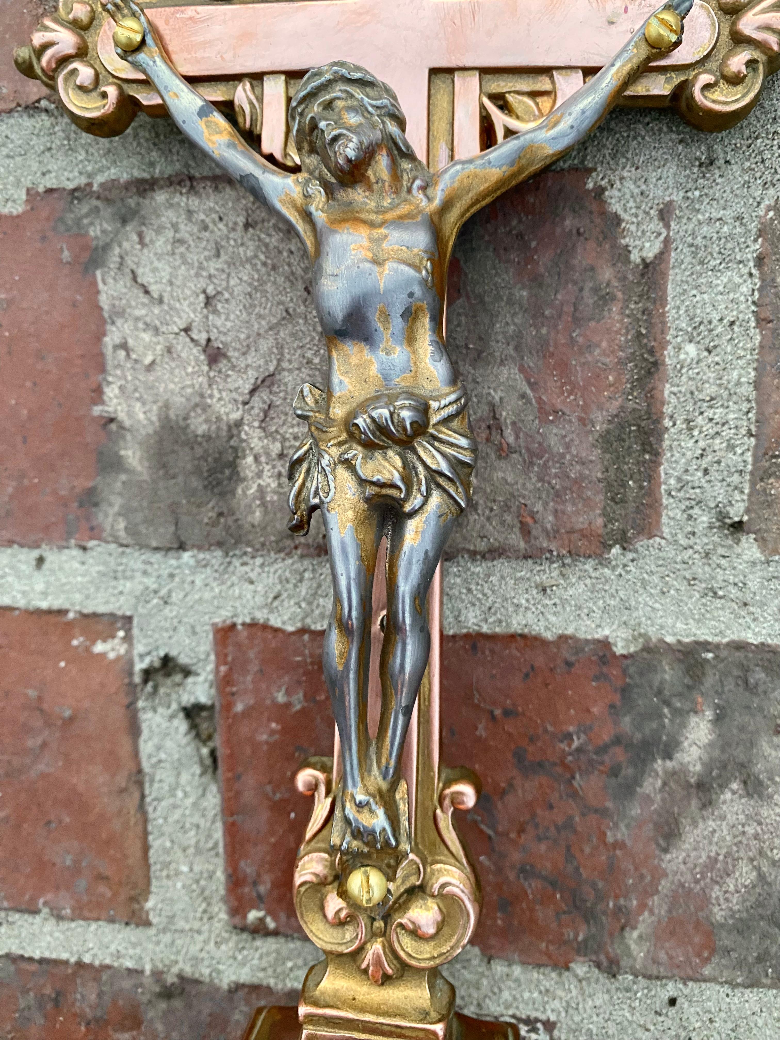 Crucifix ancien en cuivre et laiton de l'Art Nouveau français  en vente 2