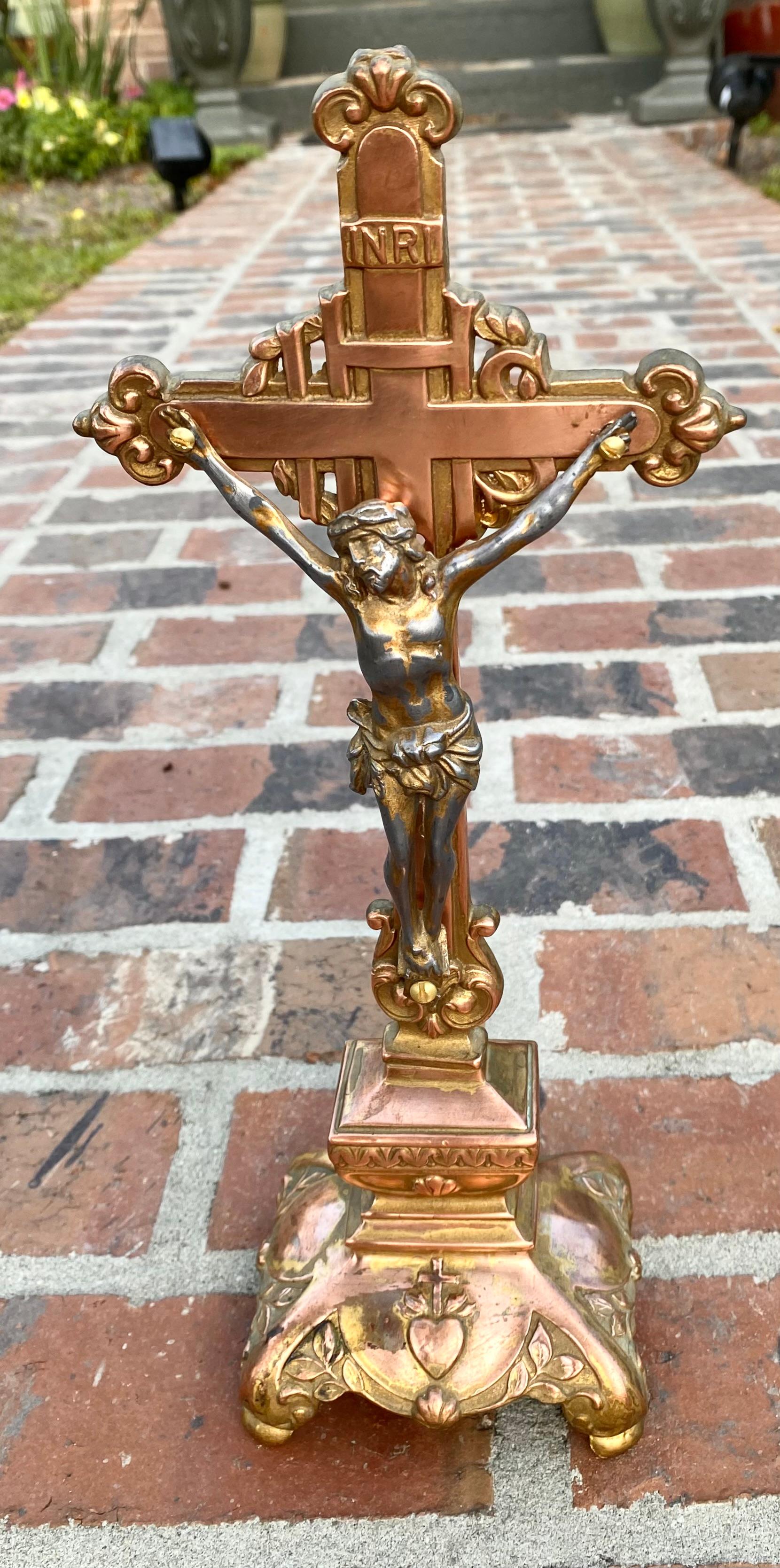 Doré Crucifix ancien en cuivre et laiton de l'Art Nouveau français  en vente