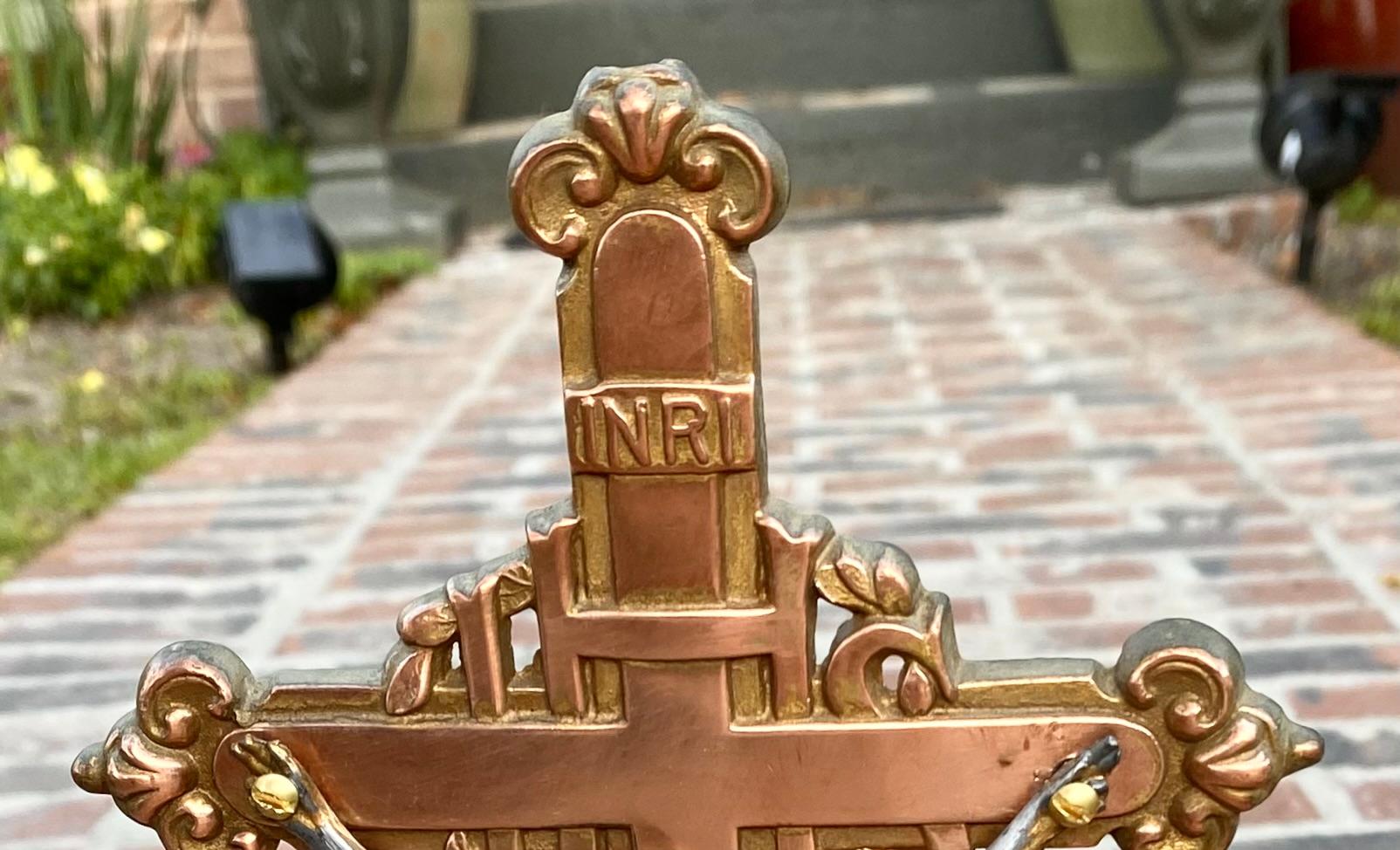 Crucifix ancien en cuivre et laiton de l'Art Nouveau français  Bon état - En vente à New Orleans, LA