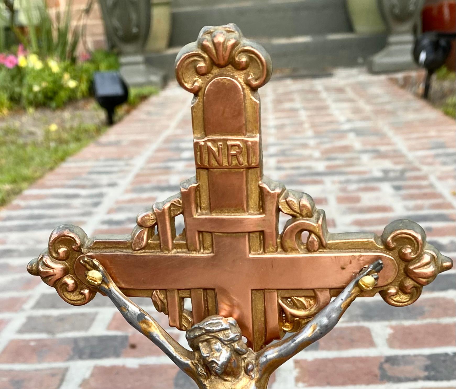 Laiton Crucifix ancien en cuivre et laiton de l'Art Nouveau français  en vente
